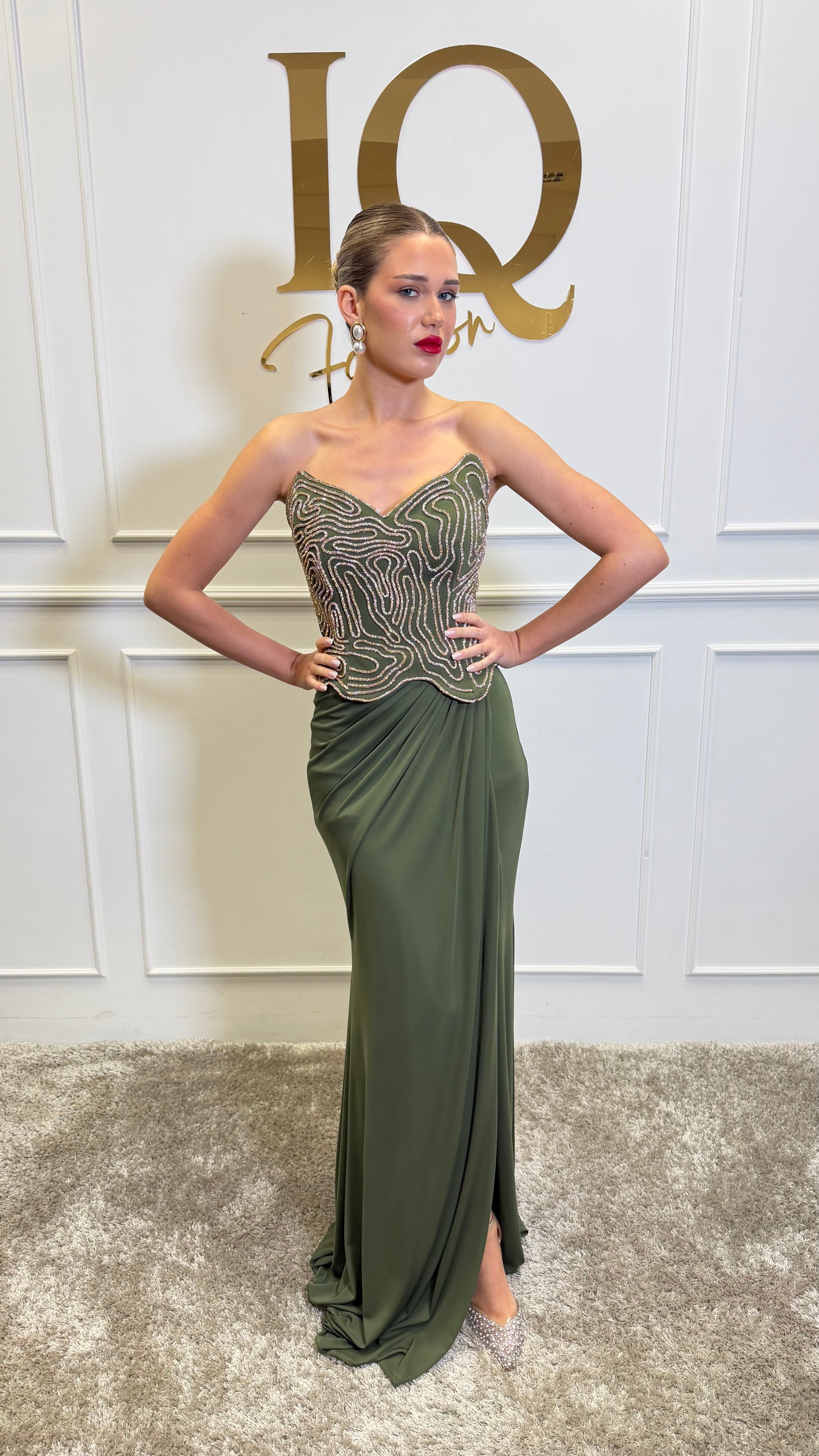 Rochie Asemia oliv verde de la iqfashioncluj, croială elegantă și material confortabil, vizibilă în imagine.