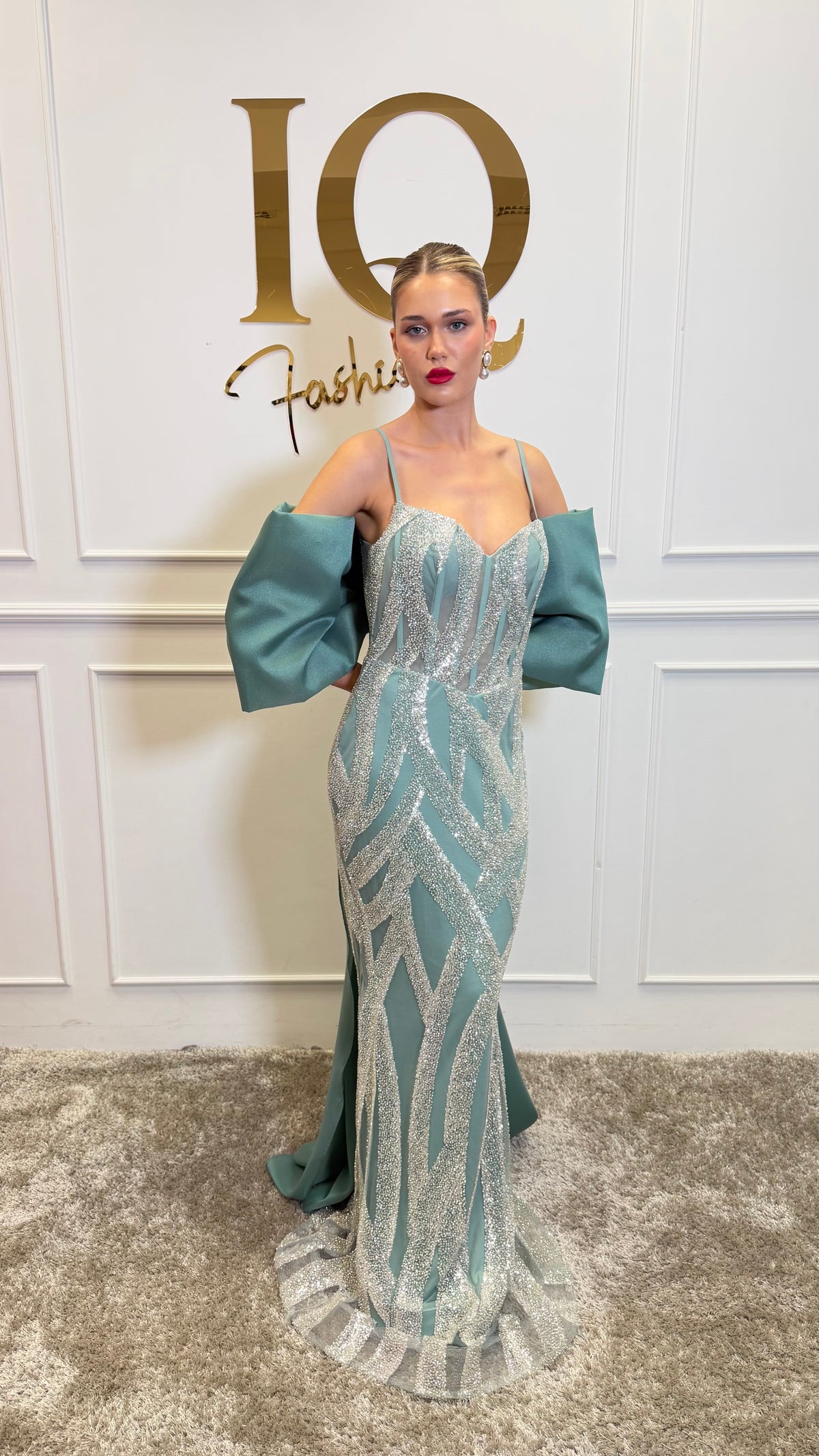 Rochie Bombay Minth de la iqfashioncluj, rochie eleganta cu imprimeu floral, material lejer și croială modernă, pe manechin.