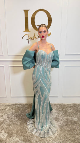 Rochie Bombay Minth de la iqfashioncluj, rochie eleganta cu imprimeu floral, material lejer și croială modernă, pe manechin.