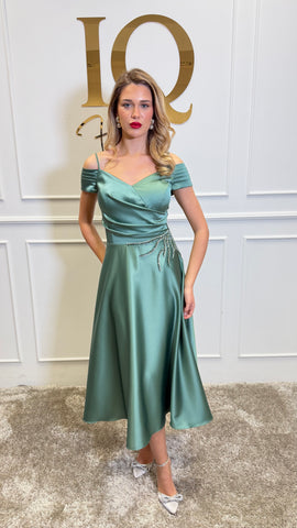 Rochie midi Onesta Minth de la iqfashioncluj, în culoare verde mentă, cu croială elegantă și detalii moderne.