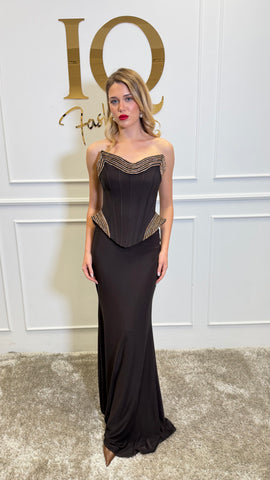 Rochie Damella Brown de la iqfashioncluj, model elegant cu croială feminină și detalii moderne, pe manechin alb.