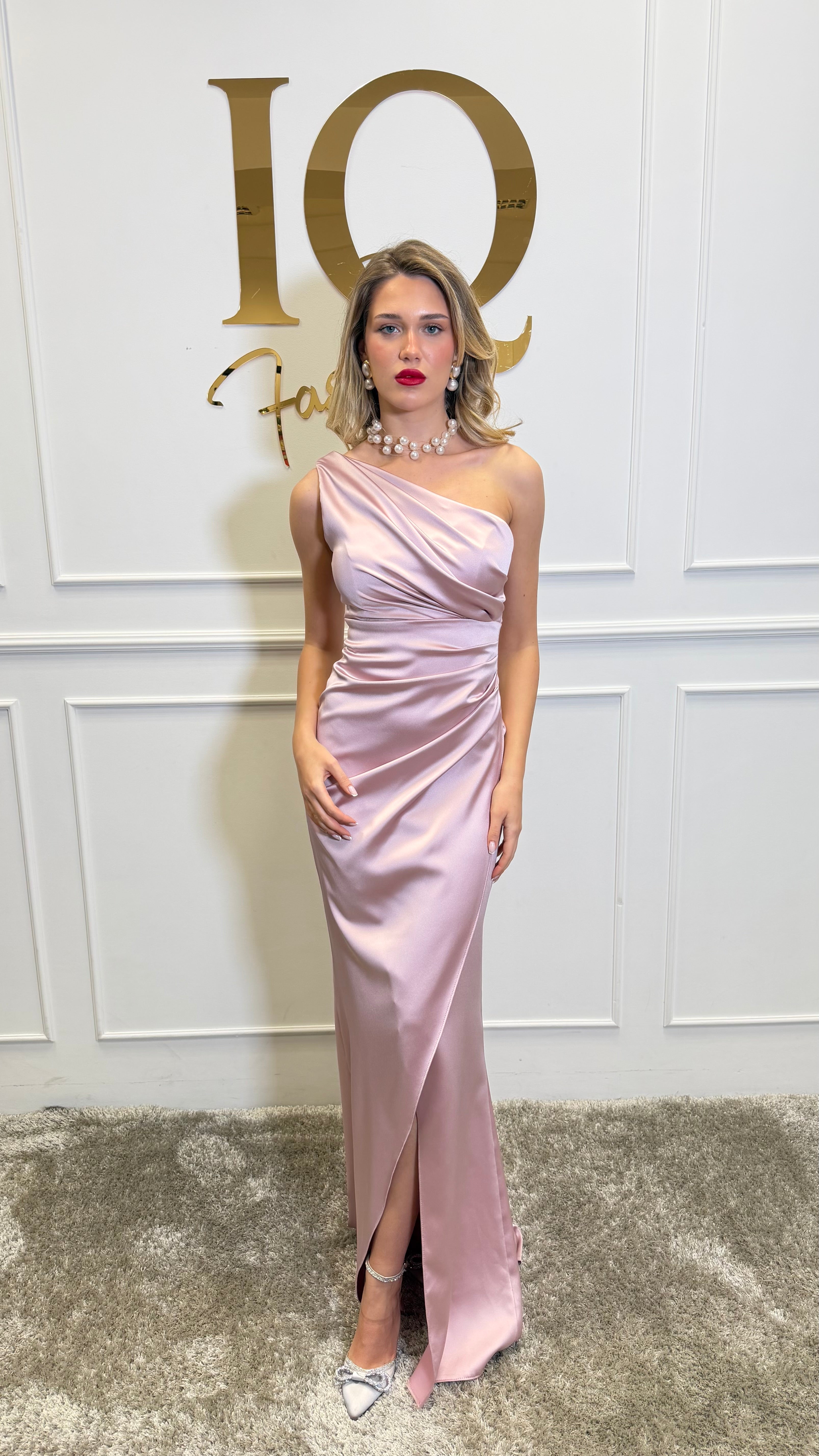 Rochie lungă Simone de culoare pudră, din material fluid, purtată pe model, de brand iqfashioncluj, pentru evenimente elegante.