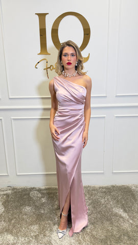 Rochie lungă Simone de culoare pudră, din material fluid, purtată pe model, de brand iqfashioncluj, pentru evenimente elegante.