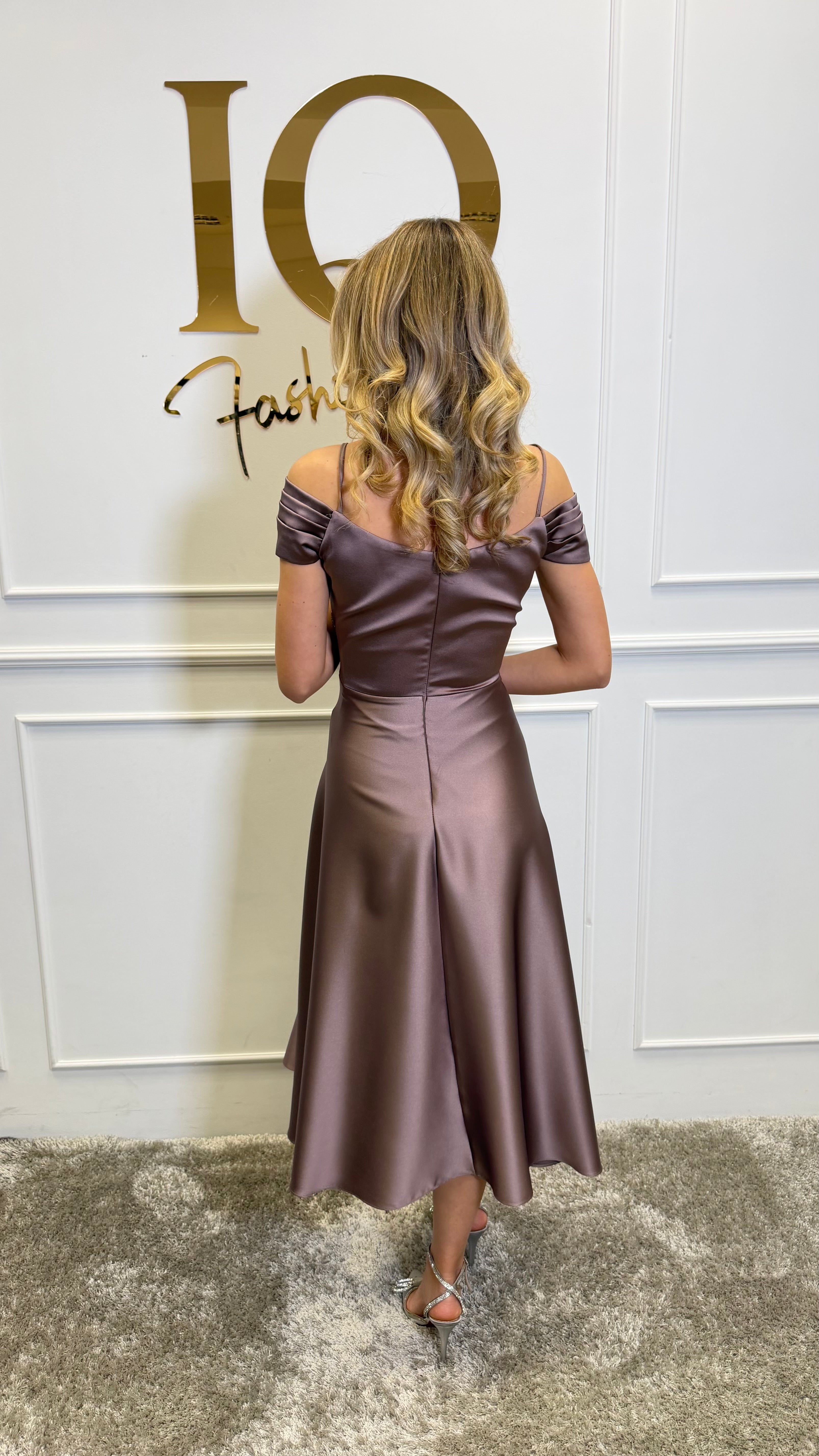 Rochie midi beige Onesta de la iqfashioncluj, croială elegantă și detalii delicate, vizibilă în imagine.