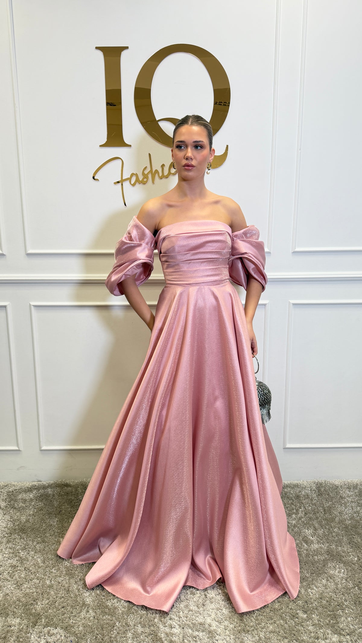 Rochie roz Sassya de la iqfashioncluj, model elegant cu croială modernă, vizibilă pe fotografia de produs.