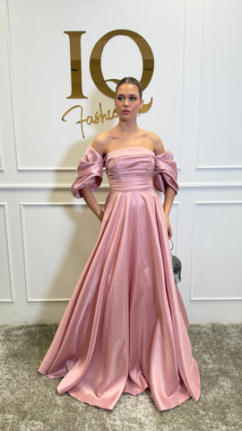 Rochie roz Sassya de la iqfashioncluj, model elegant cu croială modernă, vizibilă pe fotografia de produs.