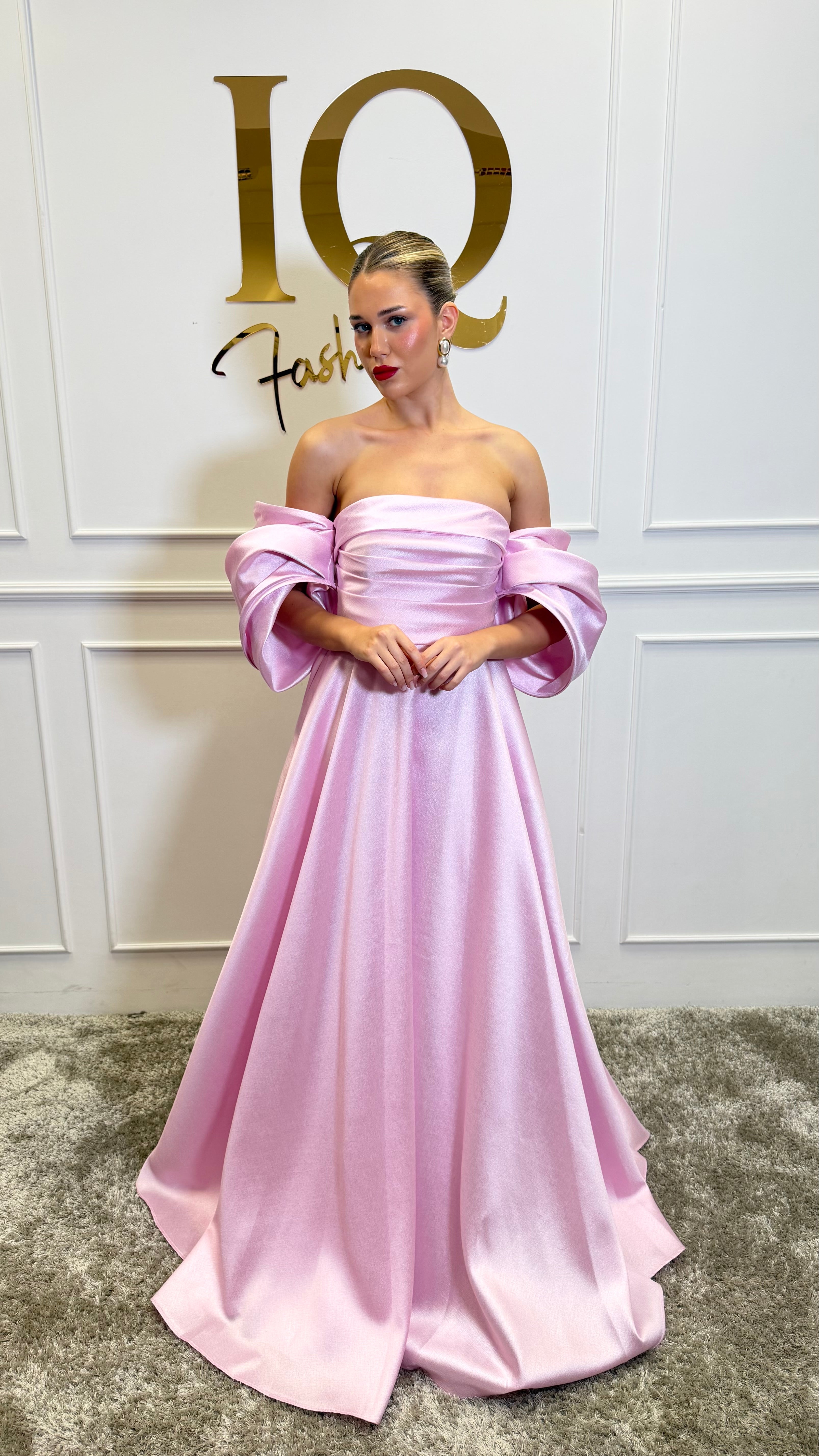 Rochie roz soft Sassya de la iqfashioncluj, croială elegantă și material confortabil, vizibilă în imagine.