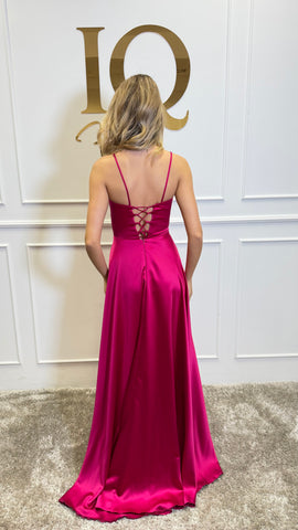 Rochie fucsia Simply de la iqfashioncluj, model elegant pentru ocazii speciale, cu croială modernă și detalii atractive.