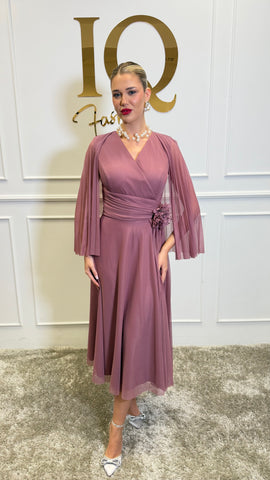 Rochie Nadiana pudra de la iqfashioncluj, imagine cu detalii elegante și croială modernă, pe fundal neutru.