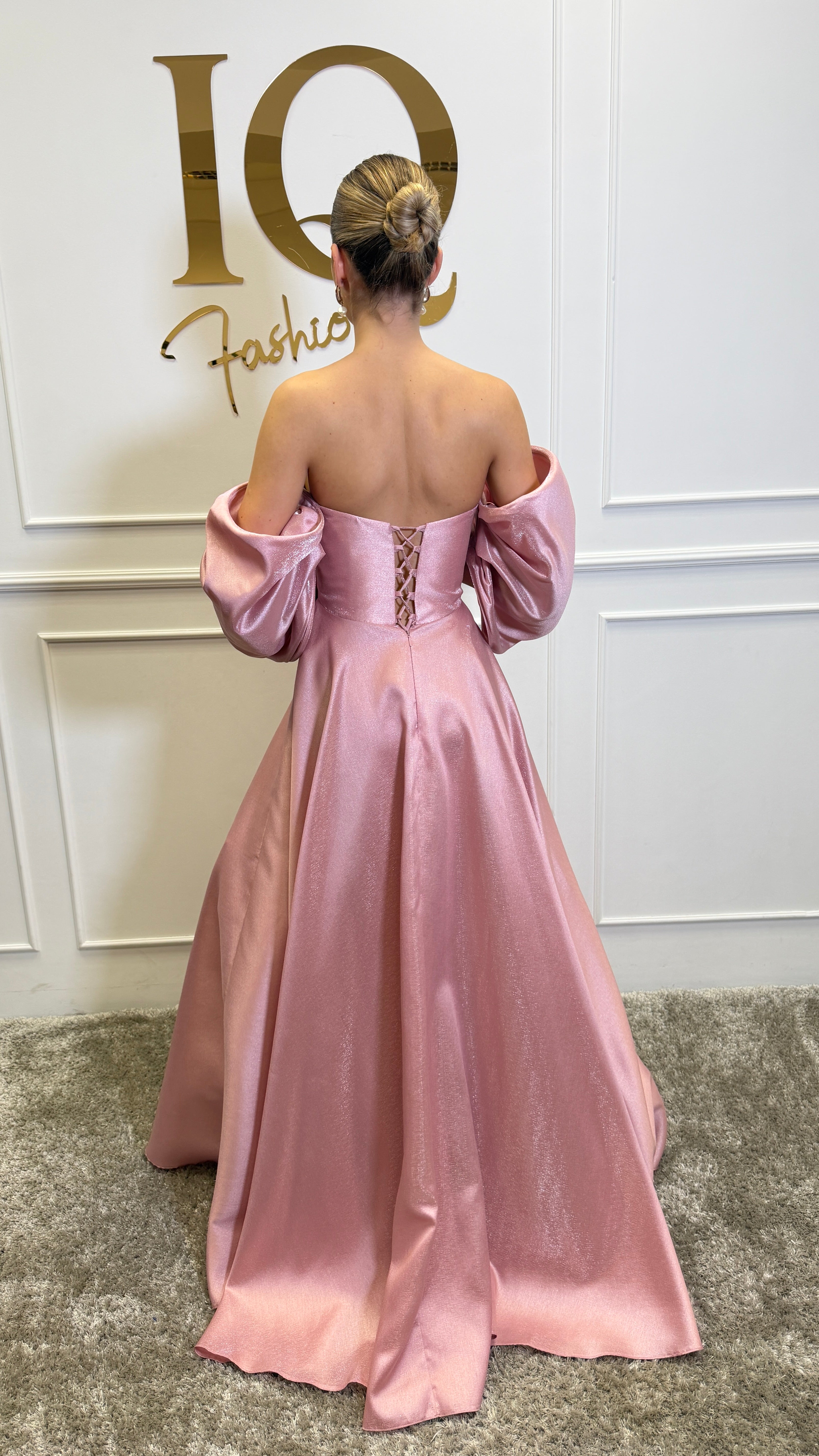 Rochie roz Sassya de la iqfashioncluj, model elegant, cu croială feminină și detalii moderne, disponibilă pentru evenimente speciale.