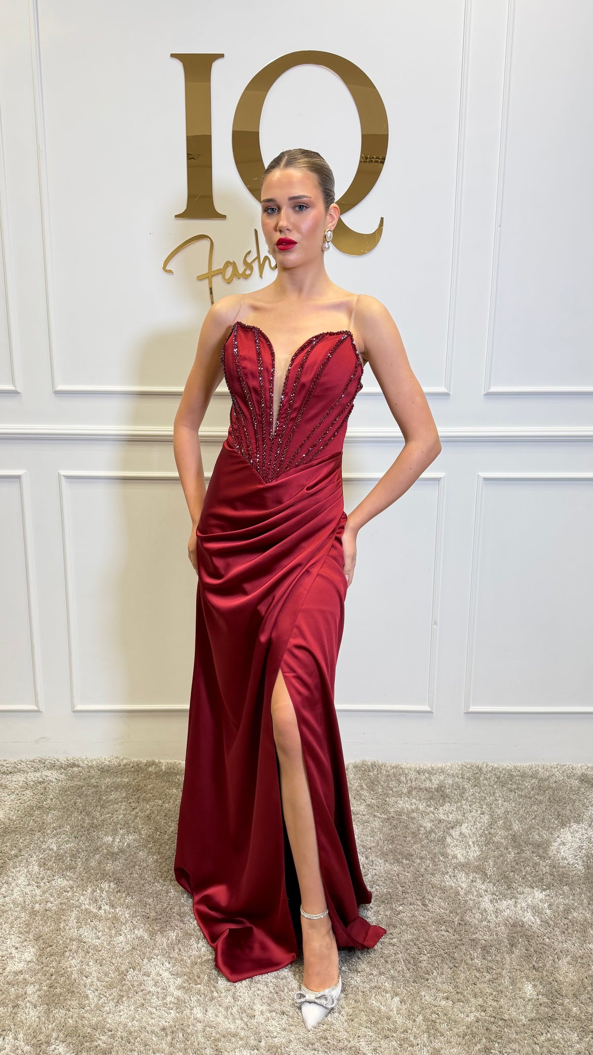 Rochie Estella bordo de la iqfashioncluj, elegantă și modernă, vizibilă în imagine, cu croială feminină și detalii stilizate.