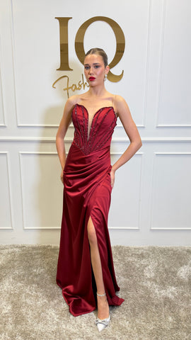 Rochie Estella bordo de la iqfashioncluj, elegantă și modernă, vizibilă în imagine, cu croială feminină și detalii stilizate.