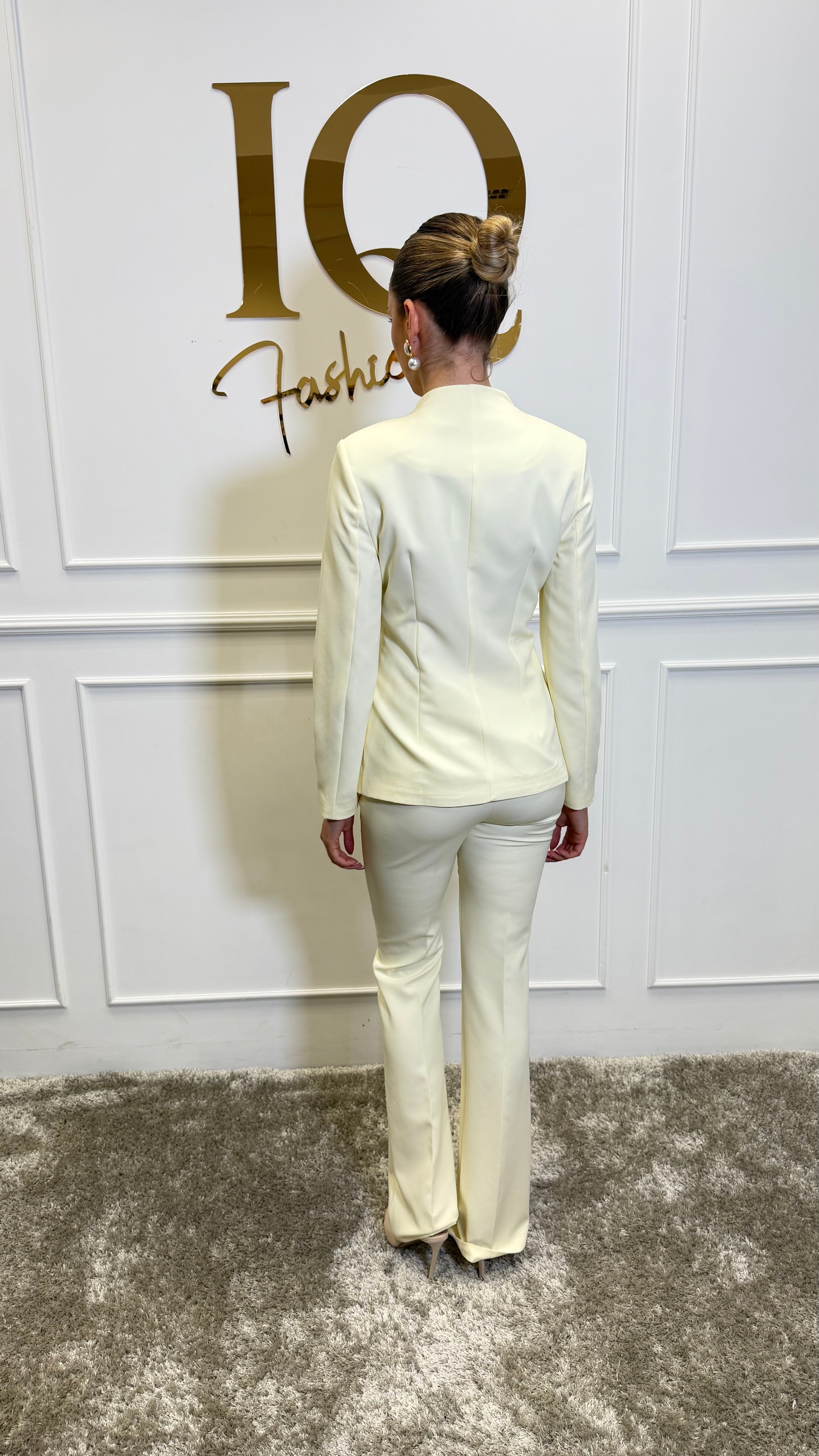 Costume Betthina Vanilla by ELVE STYLE SRL showing a soft, pastel-colored costume with delicate fabric details and floral accents.