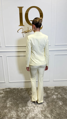 Costume Betthina Vanilla by ELVE STYLE SRL showing a soft, pastel-colored costume with delicate fabric details and floral accents.