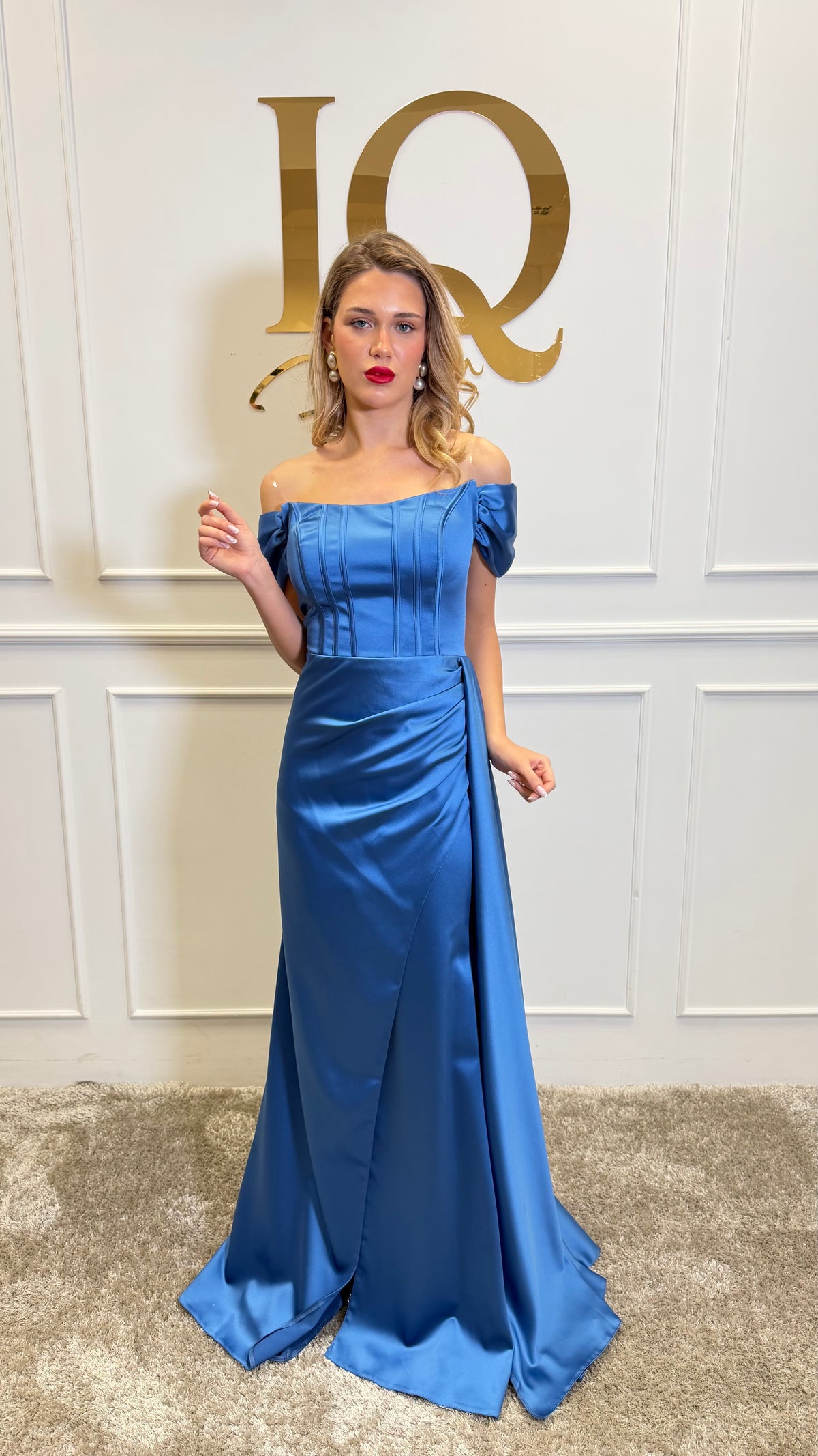 Rochie Sunshine Indigo de la iqfashioncluj, model elegant cu croială lejeră, în nuanțe albastre și detalii moderne.