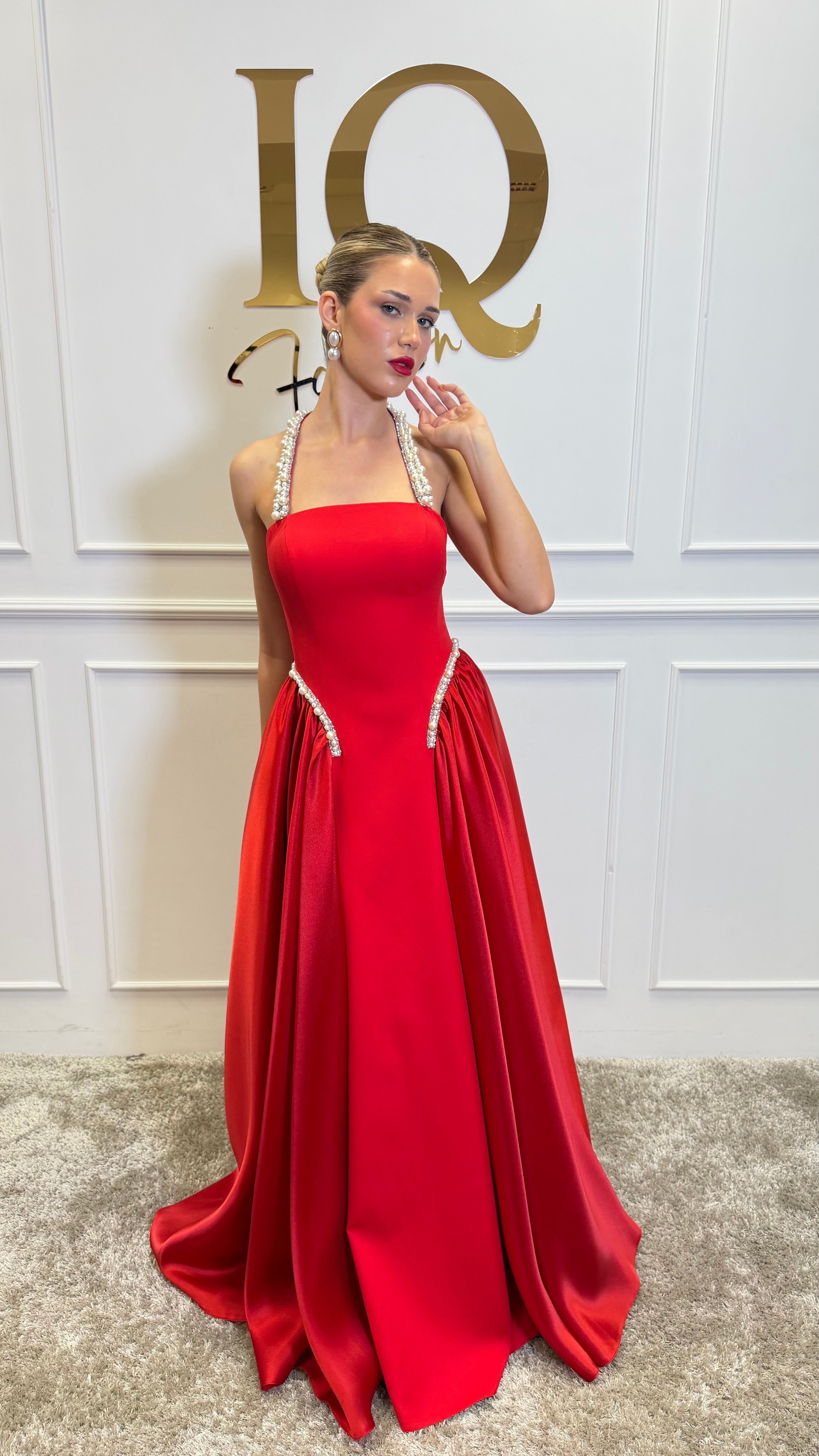 Rochie Merezia Red de la iqfashioncluj, rochie eleganta roșie cu croială modernă, vizibilă în această imagine.