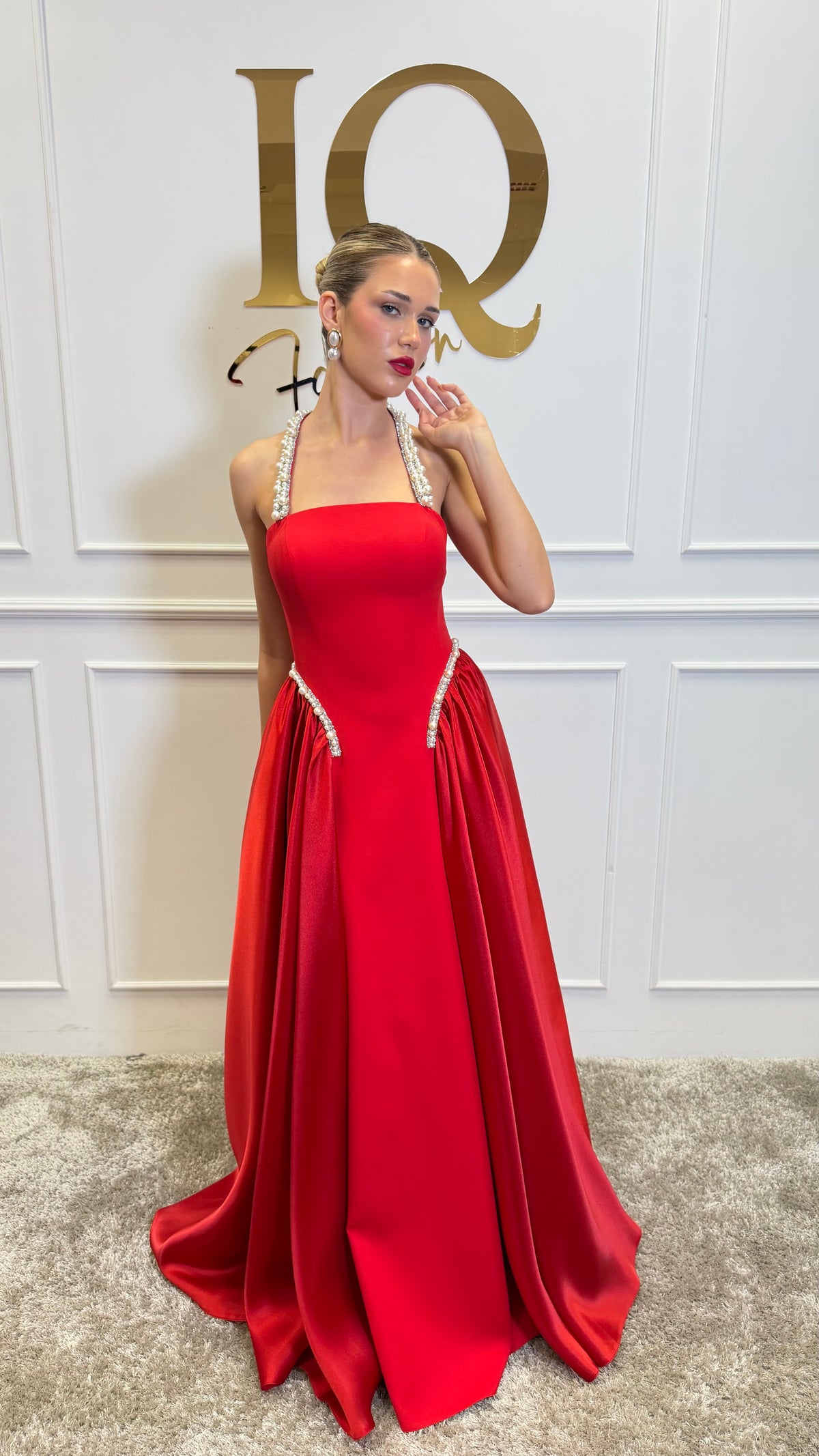 Rochie Merezia Red de la iqfashioncluj, rochie eleganta roșie cu croială modernă, vizibilă în această imagine.