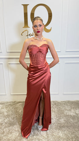 Rochie Kassiana Copper de la iqfashioncluj, model elegant, cu croială modernă și detalii stilate, pe fundal neutru.