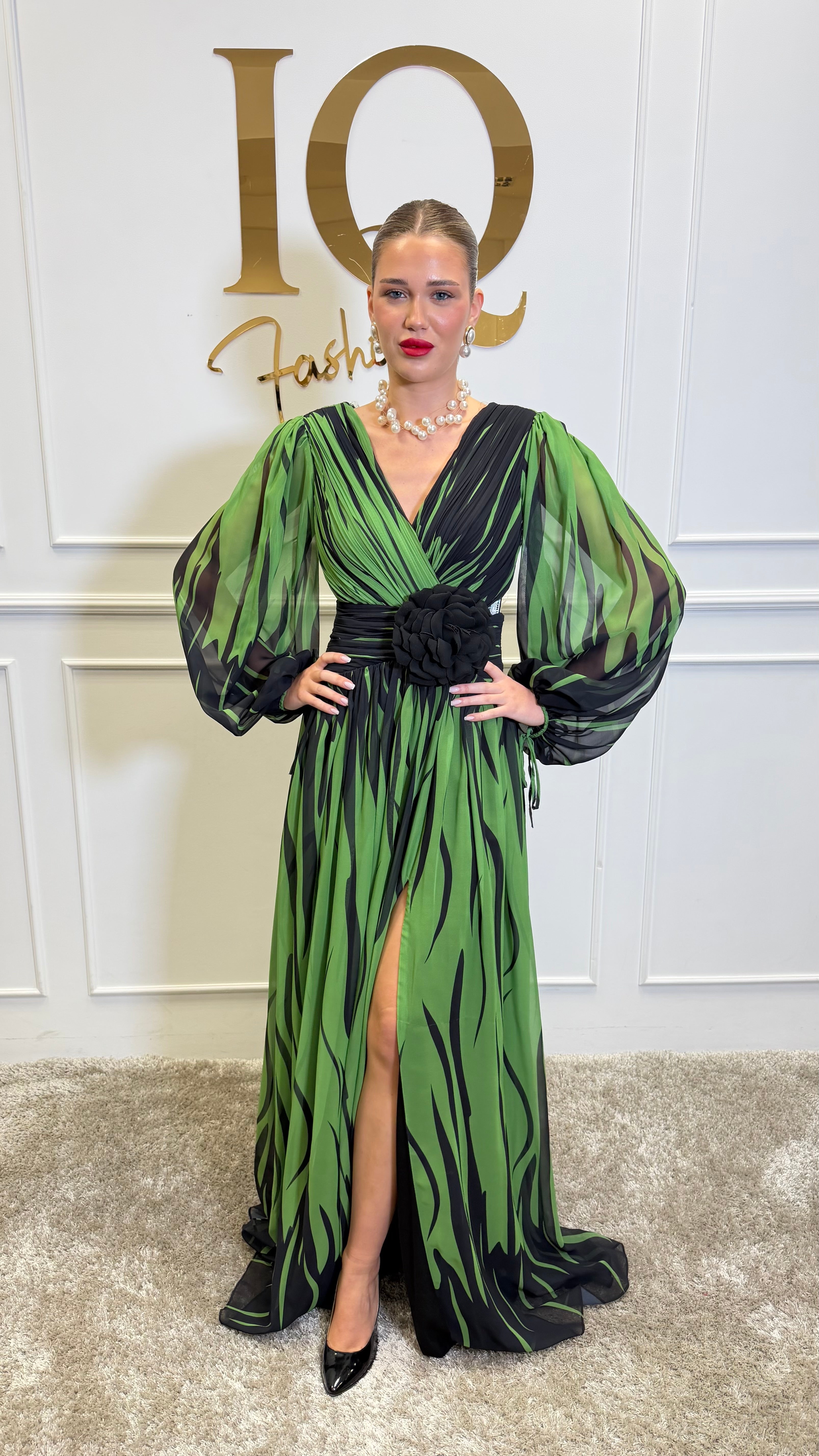 Rochie calessa Matcha de la iqfashioncluj, model elegant, realizată din material fin, cu croială modernă și detalii rafinate.