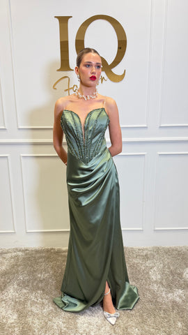 Rochie Estella Matcha de la iqfashioncluj, model feminin, în nuanță verde cu croială elegantă, purtată pe manechin.
