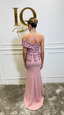 Rochie Sayma roze de la iqfashioncluj, imagine cu detalii din material și croială, pentru un look elegant și feminin.