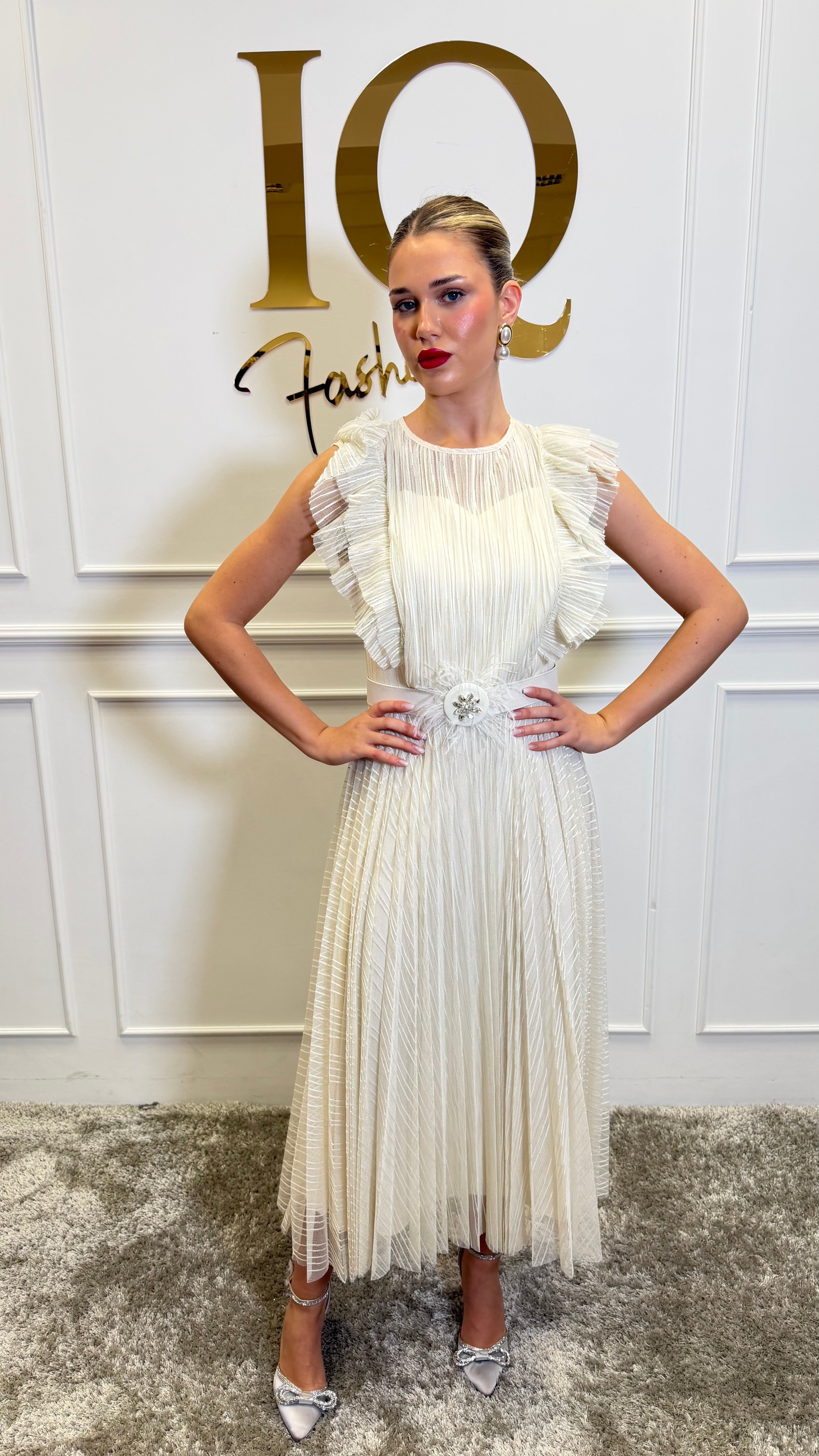 Rochie beige Massi de la ELVE STYLE SRL, cu croială elegantă și detalii delicate, pentru ținute rafinate și casual.
