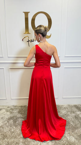Rochie Sophie Red de la iqfashioncluj, elegantă, rochie roșie din material textil, vizibilă pe fundal neutru.