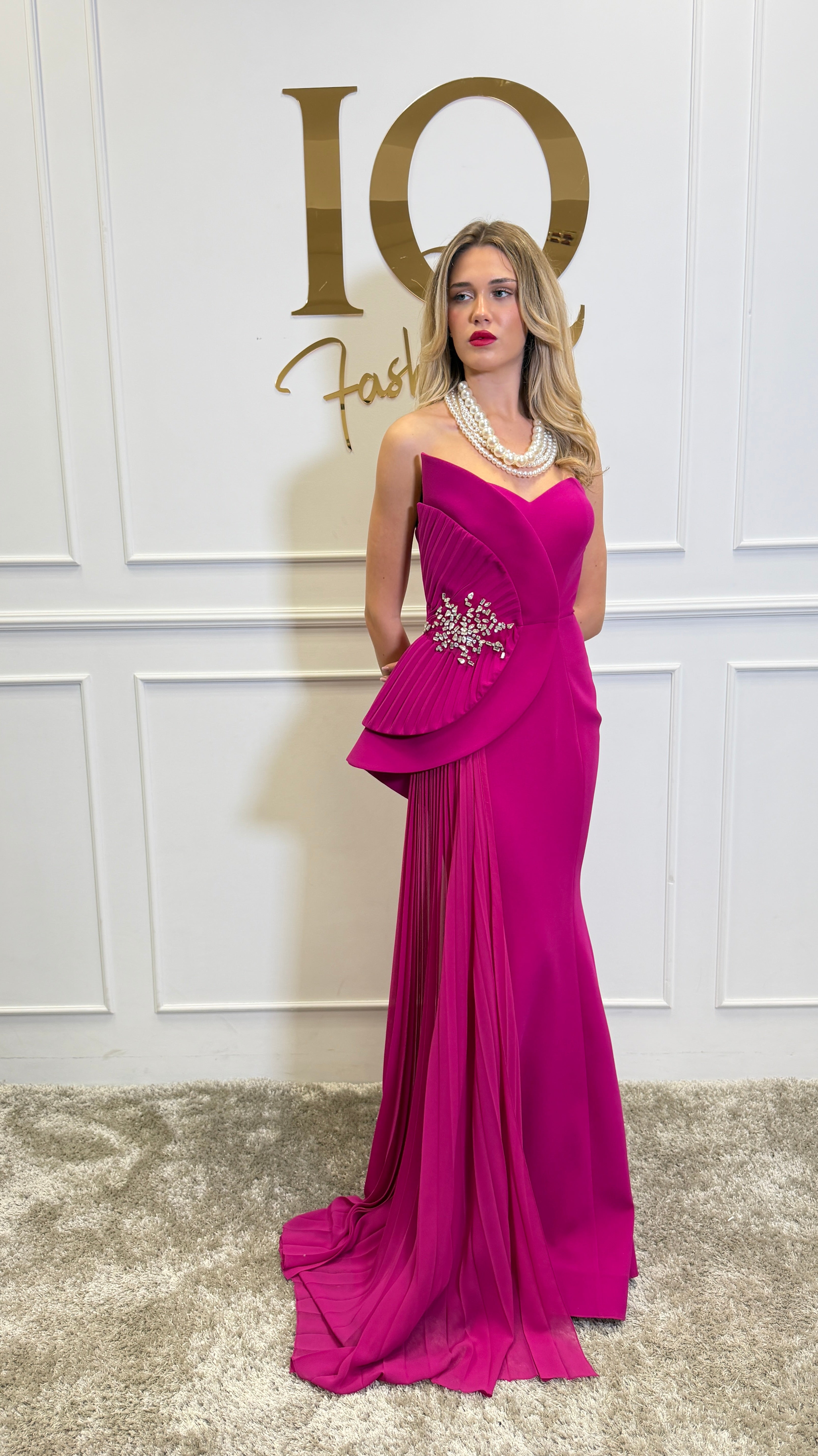 Rochie Vanessy Fuchsia de la ELVE STYLE SRL, rochie elegantă în culoare fucsia, cu croială modernă și detalii rafinate.
