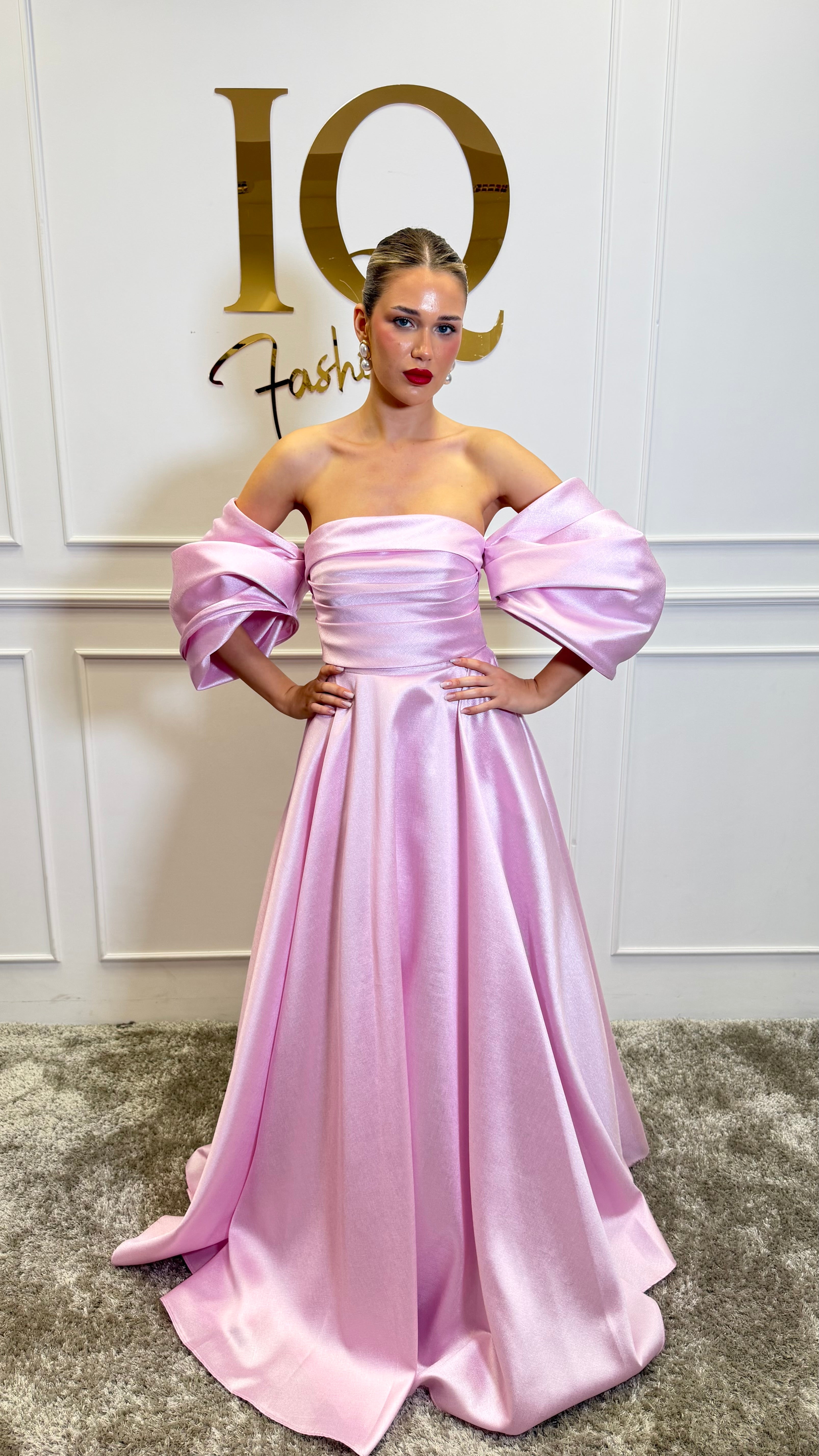 Rochie Sassya Soft Roze de la iqfashioncluj, croială elegantă și material moale, în nuanță roz delicat, pentru ocazii speciale