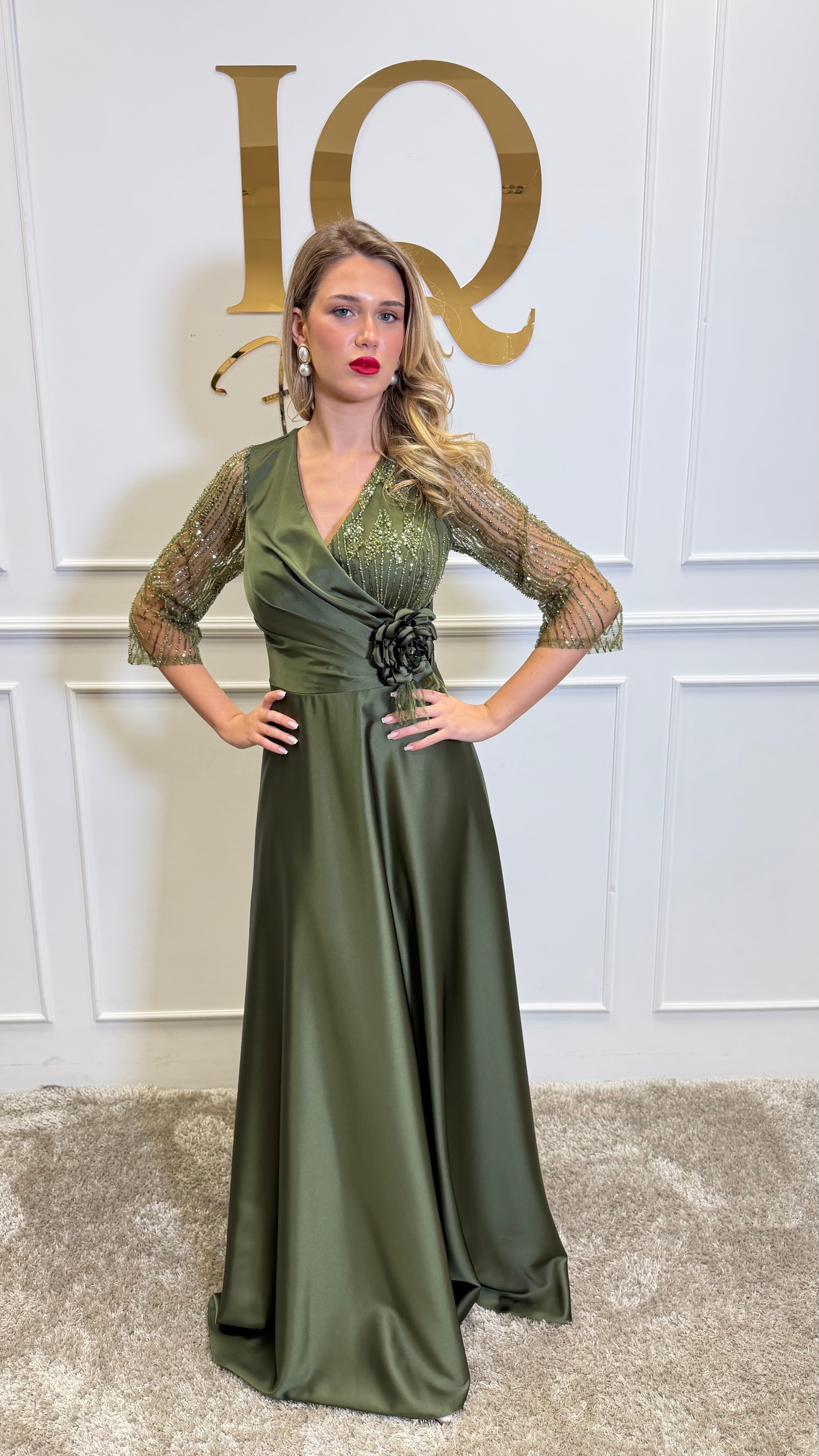 Rochie verde olive Avallyna de la ELVE STYLE SRL, model elegant pentru ocazii speciale, cu croială modernă și detalii rafinate.