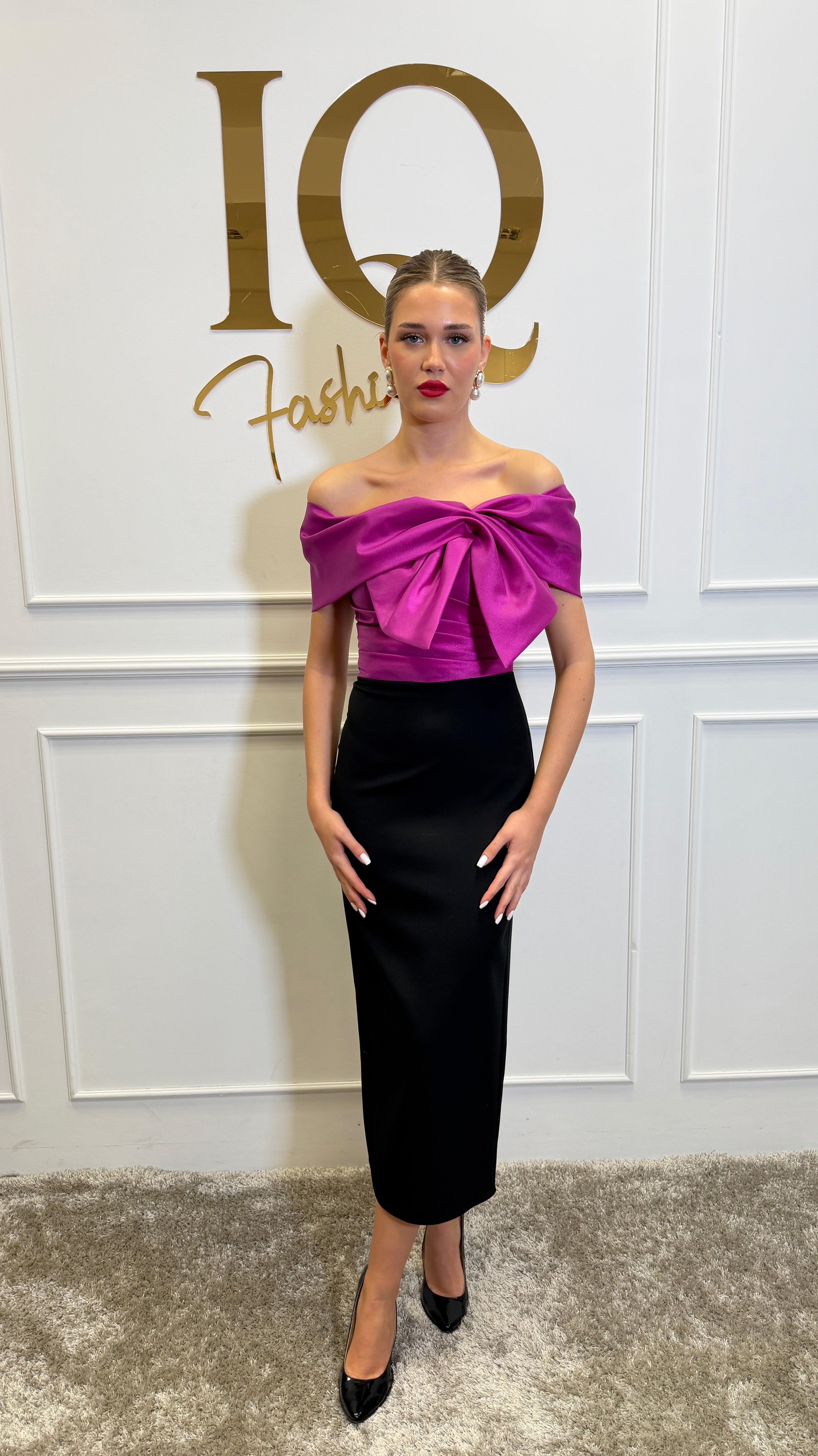 Rochie de seară neagră cu accente fuchsia, brand iqfashioncluj, material elegant și croială modernă, vizibilă în imagine.