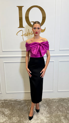 Rochie de seară neagră cu accente fuchsia, brand iqfashioncluj, material elegant și croială modernă, vizibilă în imagine.