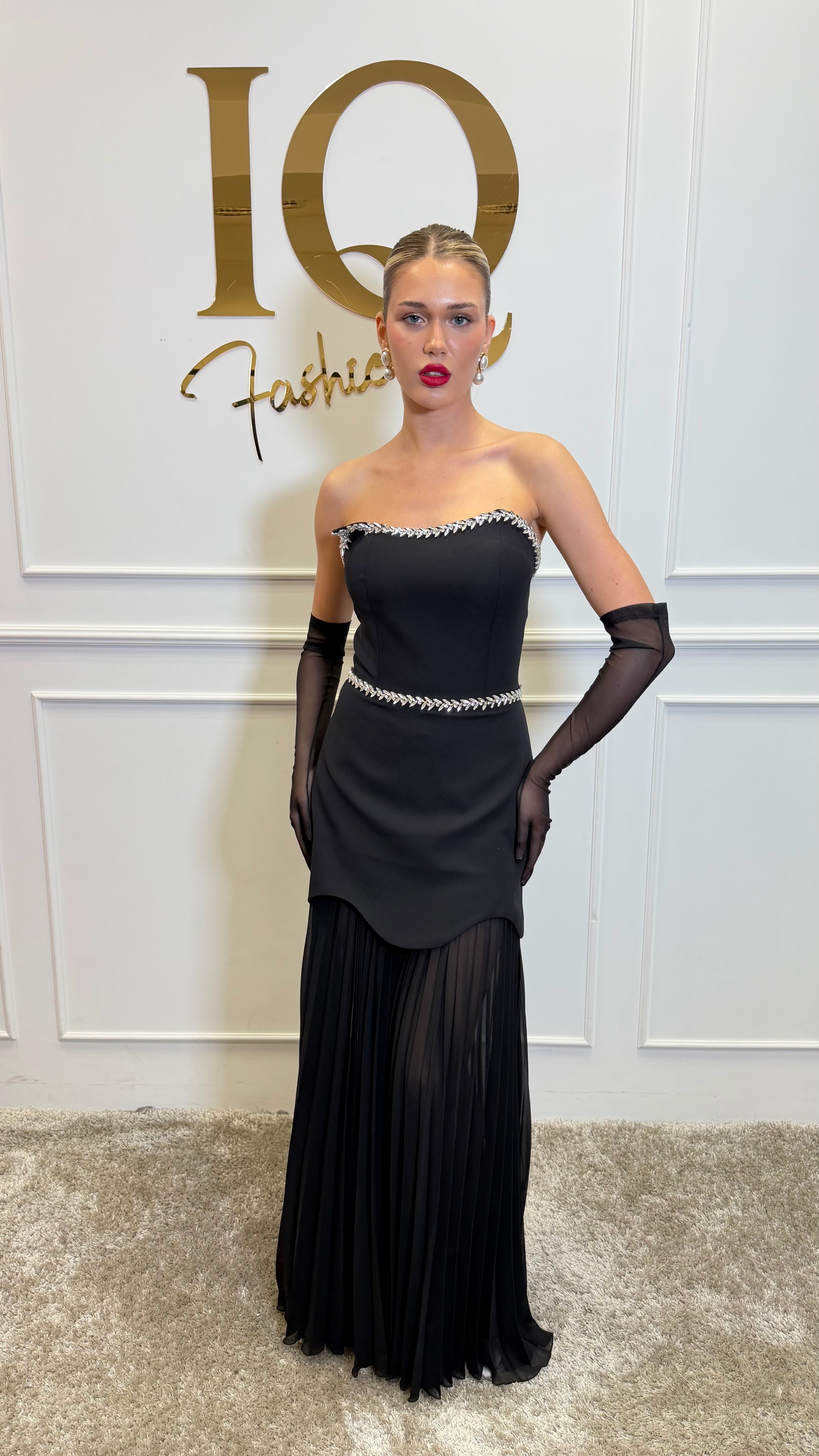 Rochie cu fustă Medanna neagră de la iqfashioncluj, detalii elegante și croială modernă, vizibilă în imagine.