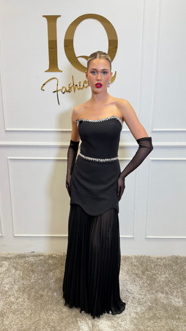 Rochie cu fustă Medanna neagră de la iqfashioncluj, detalii elegante și croială modernă, vizibilă în imagine.