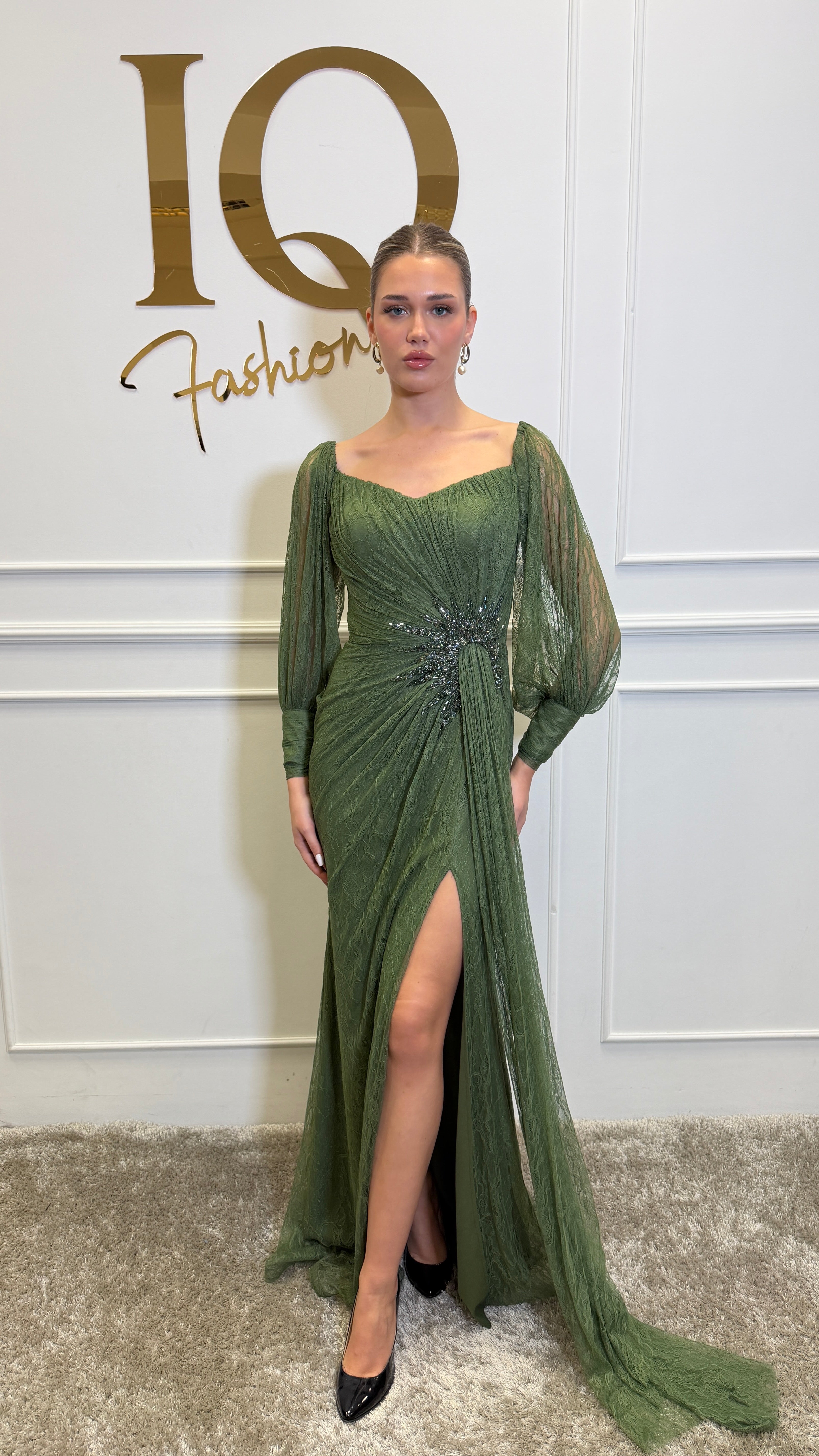 Rochie Anillys verde olive de la brandul ELVE STYLE SRL, lungime medie și croială elegantă, imagine cu detalii ale materialului și designului.