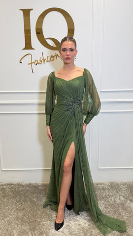 Rochie Anillys verde olive de la brandul ELVE STYLE SRL, lungime medie și croială elegantă, imagine cu detalii ale materialului și designului.