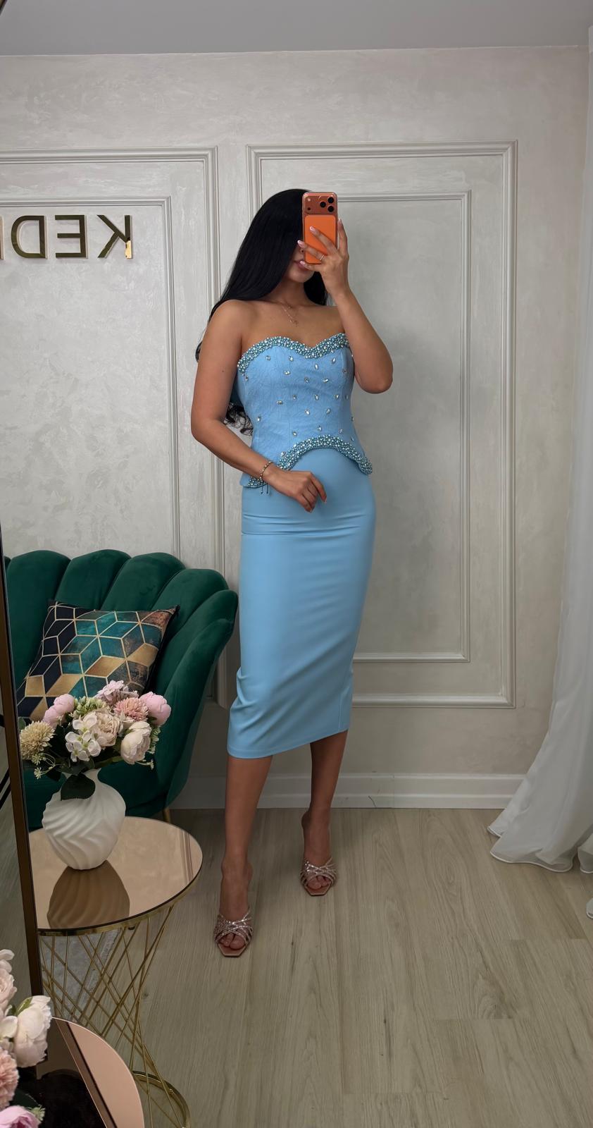 Rochie Senzation Blue de la iqfashioncluj, croiala elegantă și detalii în nuanță albastră, pe model.