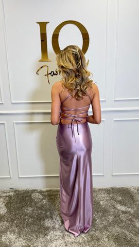 Rochie Alka pudră de la iqfashioncluj, rochie elegantă cu croială modernă, fabricată din material fin și textură plăcută.