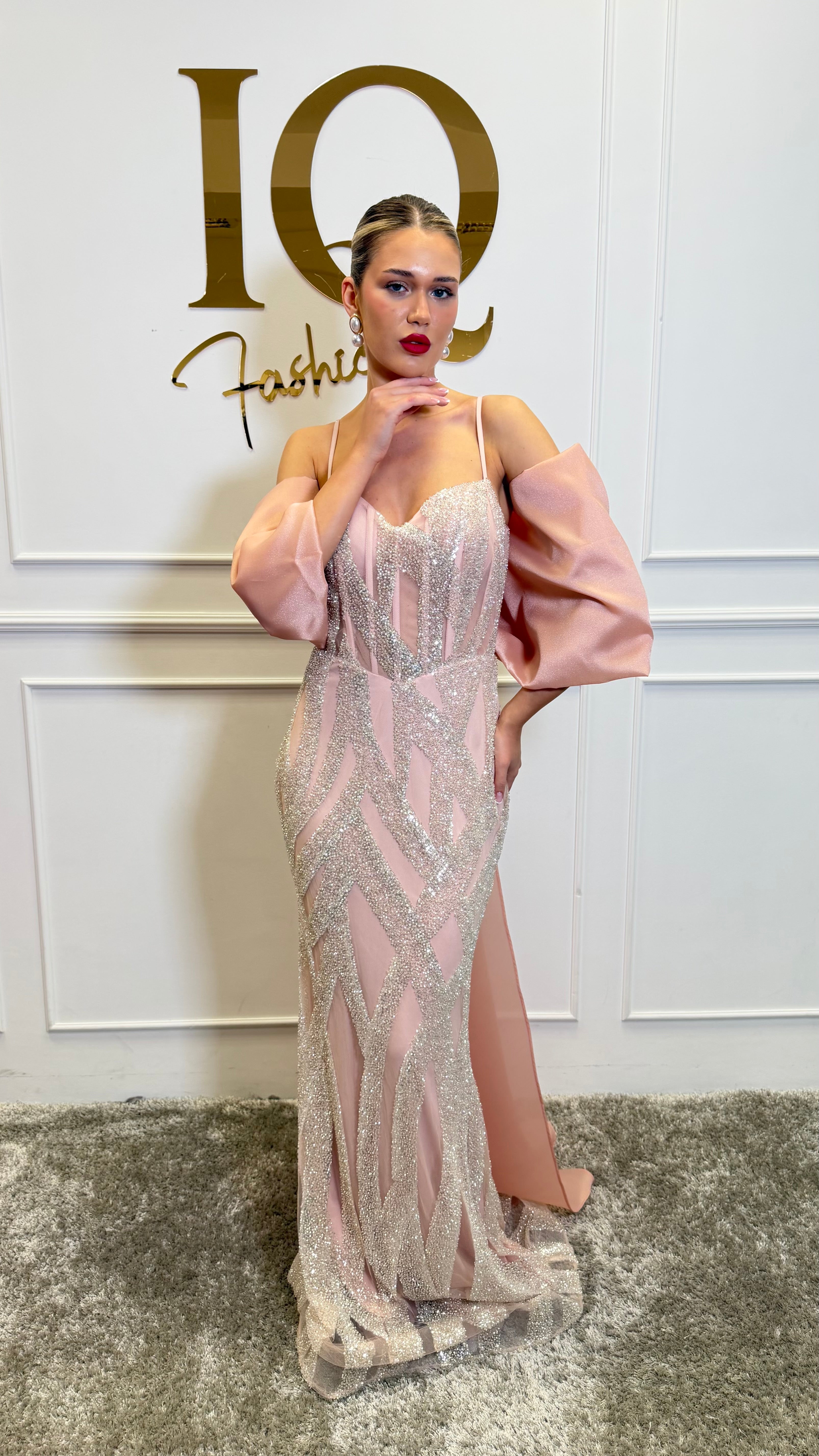 Rochie Bombay Funda Roz de la iqfashioncluj, rochie elegantă cu detaliu de fundă roz pe față, din material fin și stil modern.
