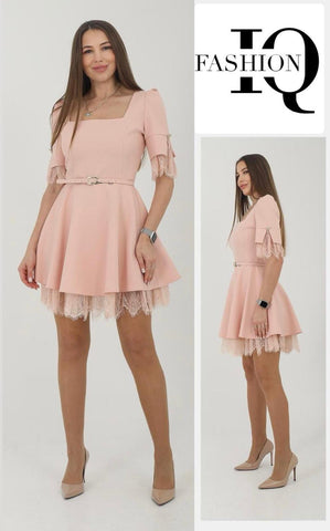 Rochie roz cu maneci din dantelă Ginetta de la iqfashioncluj, evidențiind detaliile elegante și textura delicată.