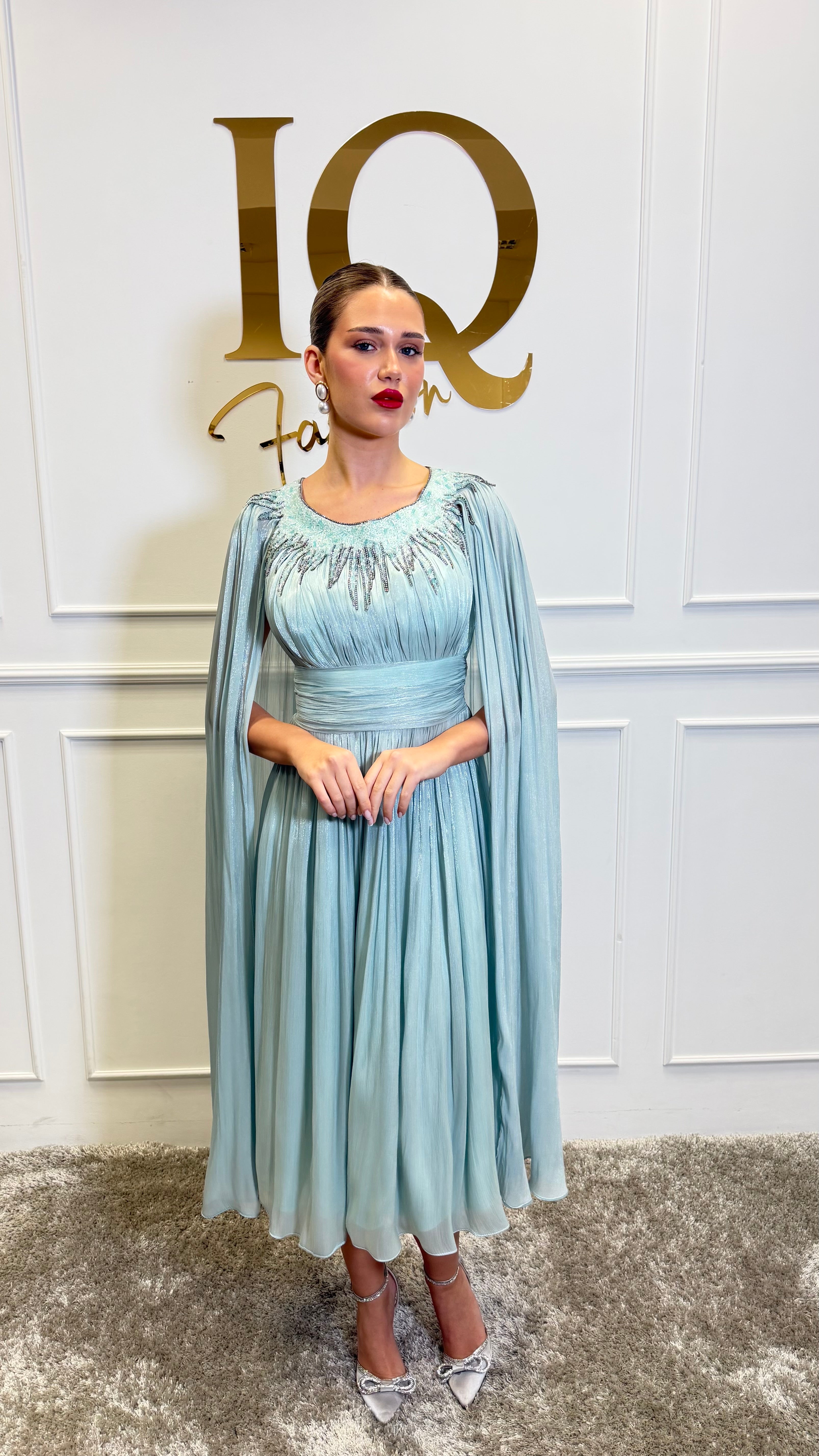 Rochie Yalisse Minth de la iqfashioncluj, cu croială elegantă și detalii moderne, afișată pe manechin într-un decor minimalist