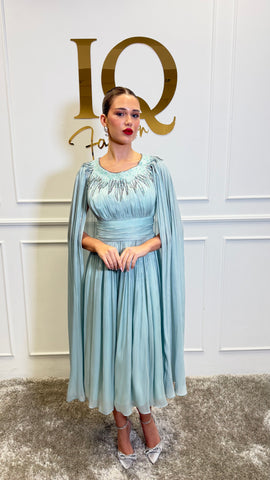 Rochie Yalisse Minth de la iqfashioncluj, cu croială elegantă și detalii moderne, afișată pe manechin într-un decor minimalist