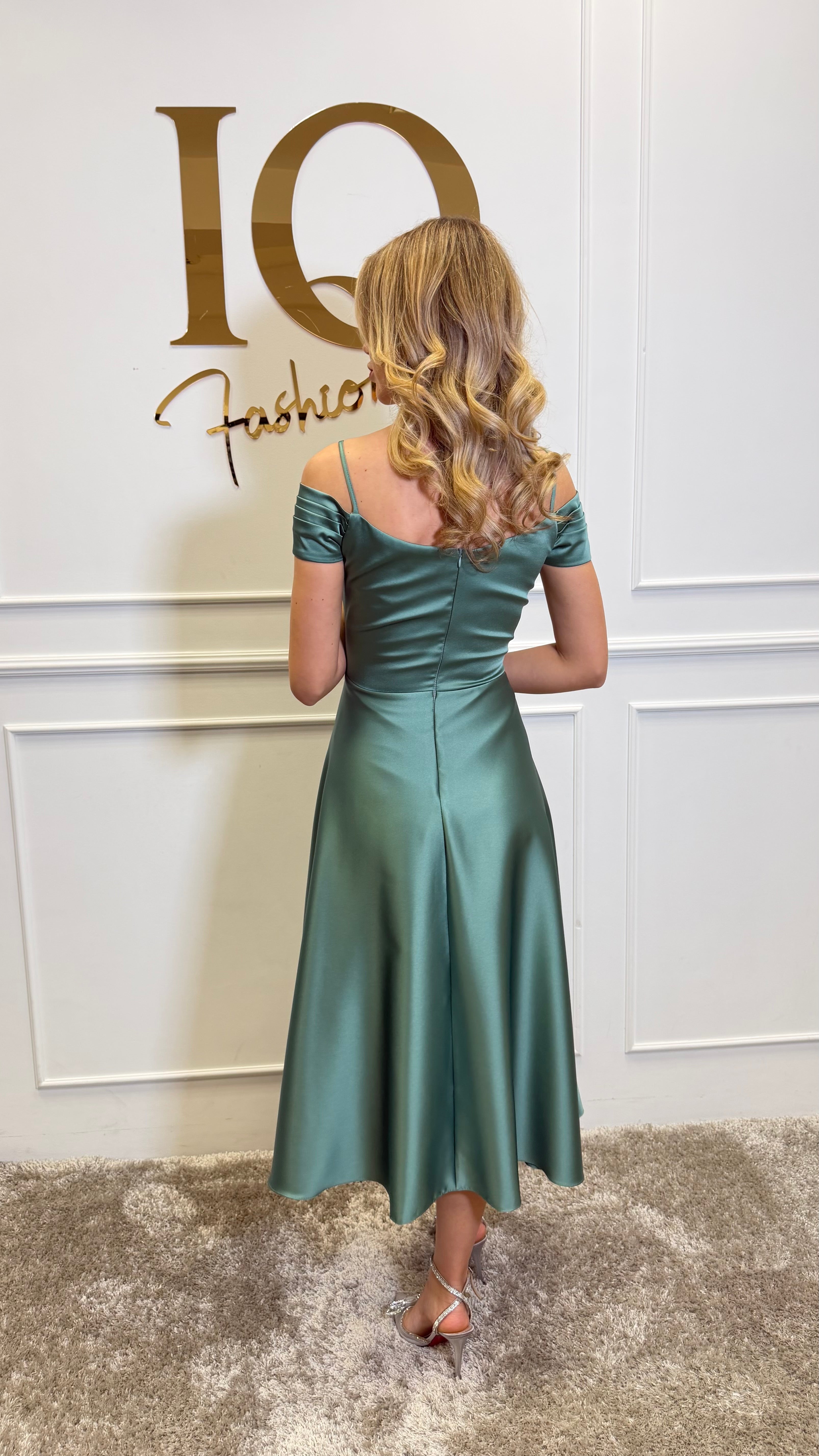 Rochie midi Onesta Minth de la iqfashioncluj, în culoare verde cu croială elegantă, vizibilă în imagine.