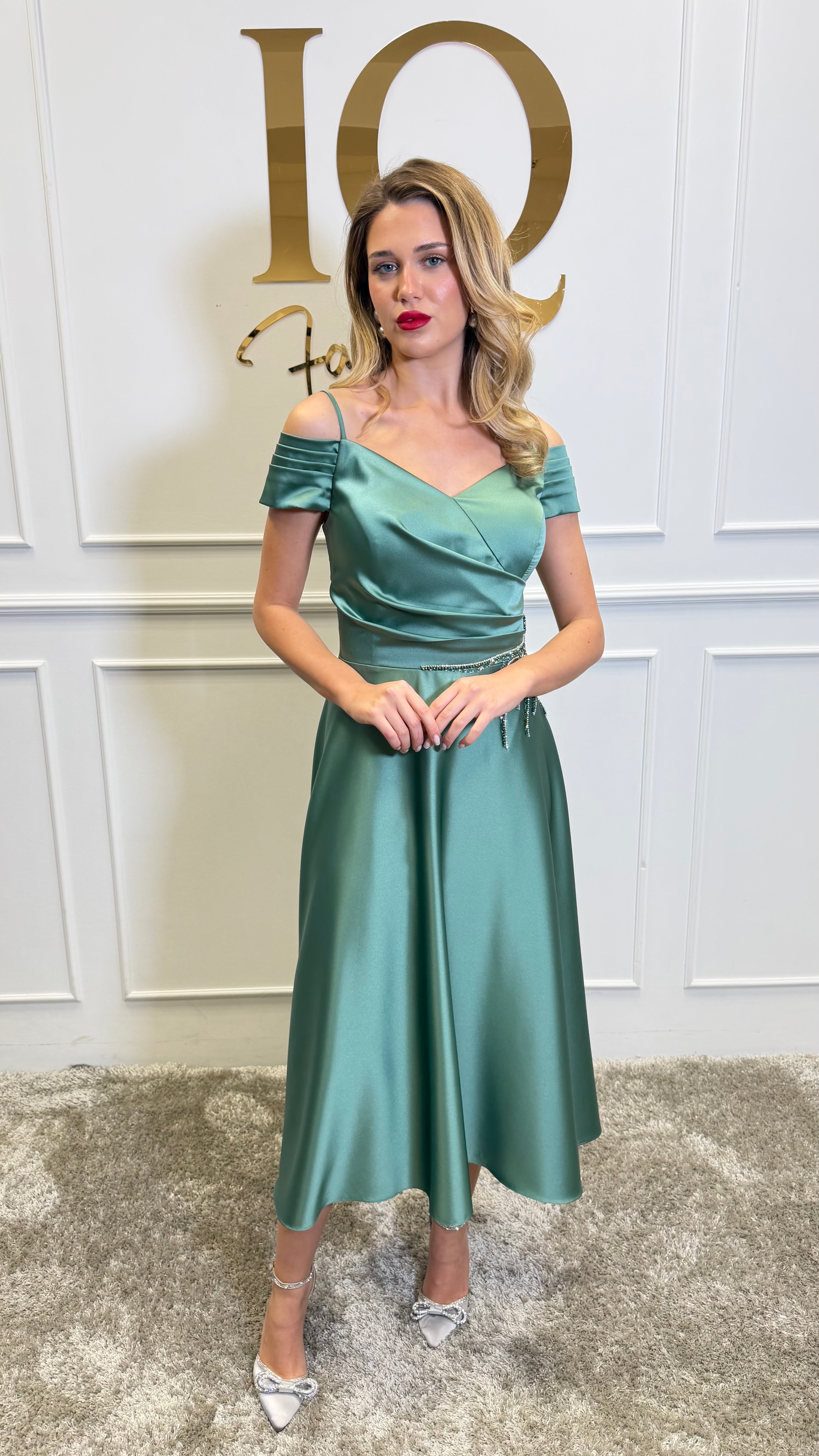 Rochie midi Onesta Minth de la iqfashioncluj, în nuanțe de verde mentă, cu croială elegantă și detalii moderne.