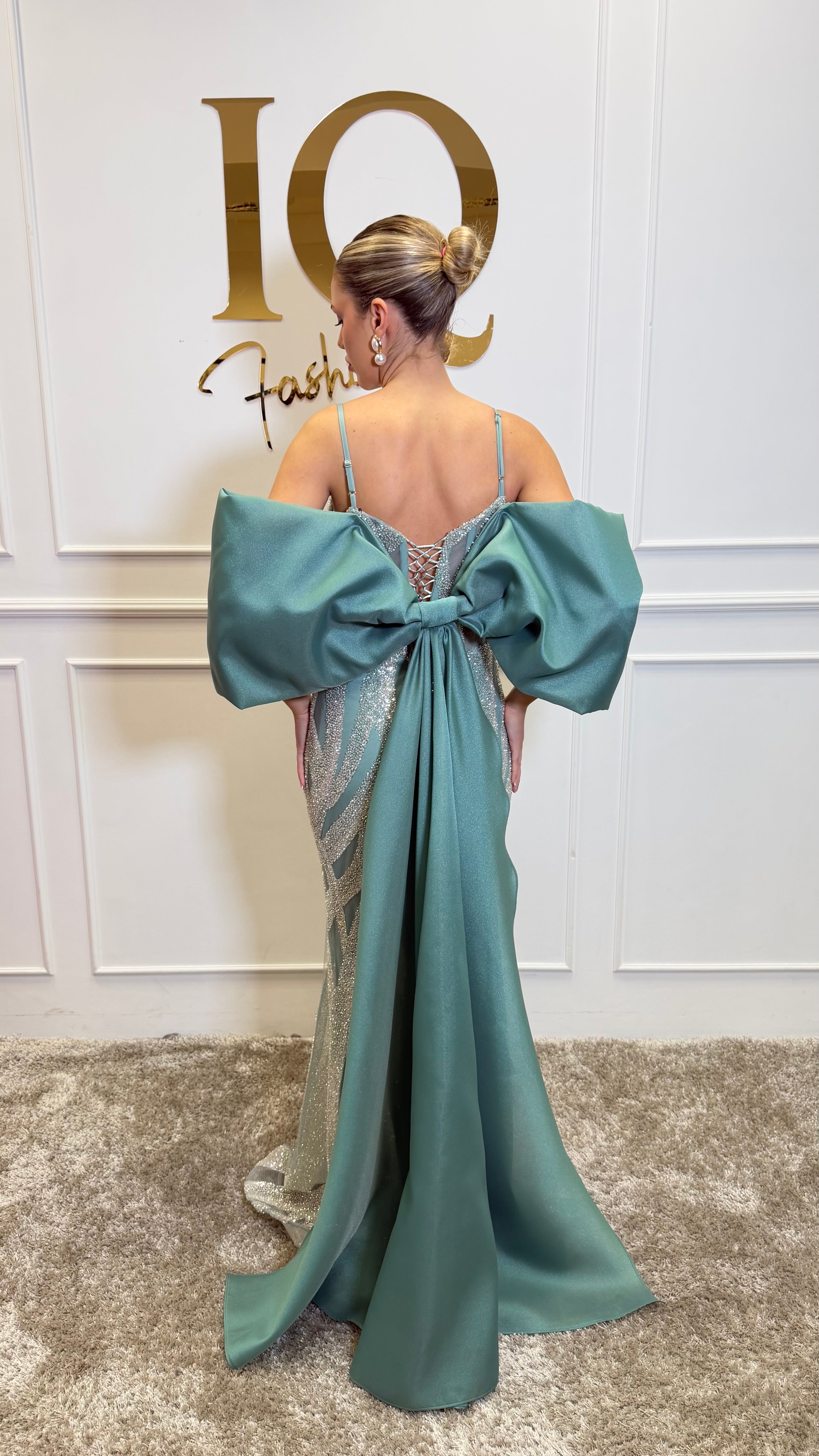 Rochie Bombay Minth de la iqfashioncluj, rochie elegantă cu imprimeu floral, lungime medie, material lejer și croială modernă.
