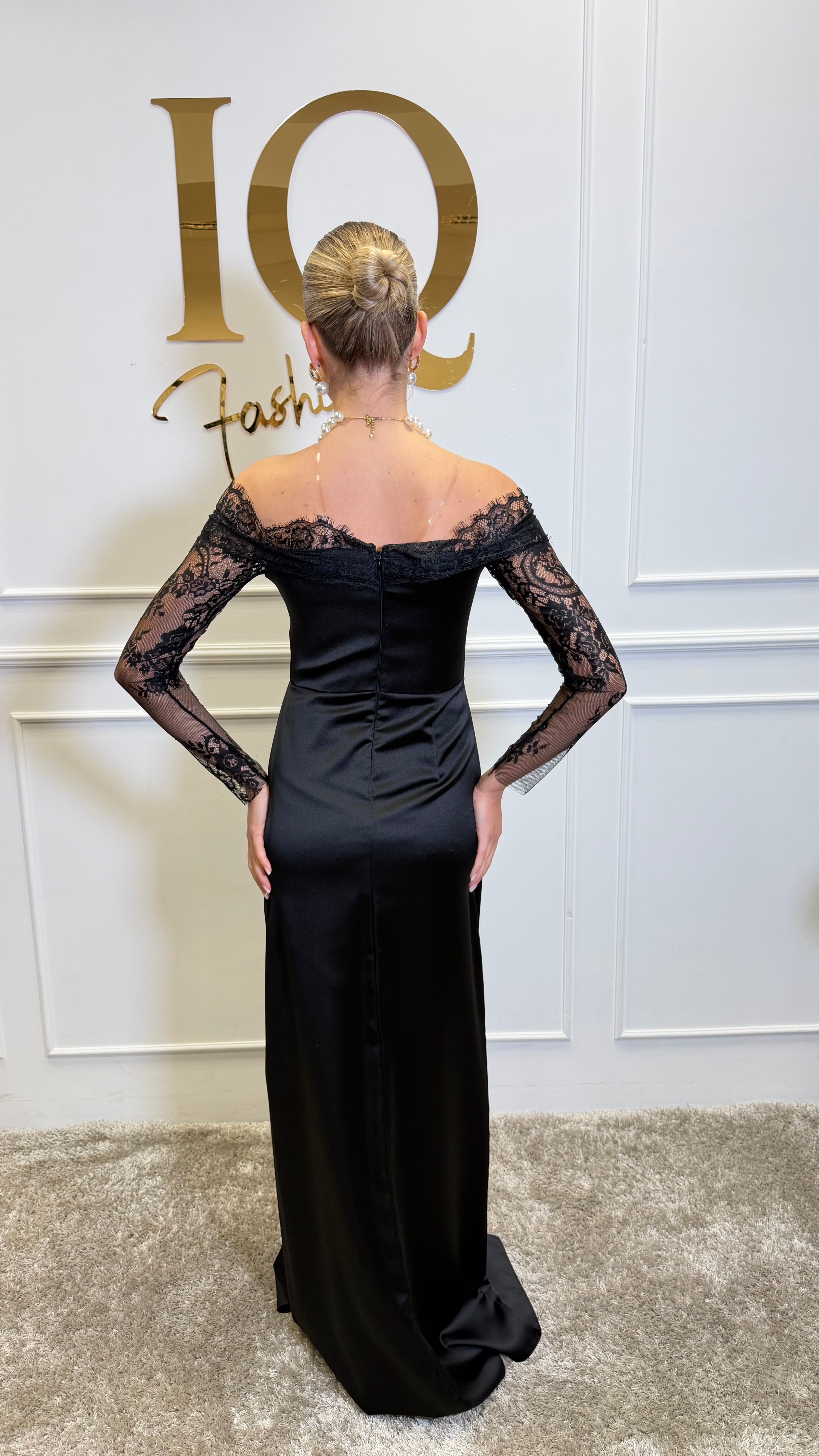 Rochie Umbrietta neagră din colecția iqfashioncluj, cu croială elegantă și detalii moderne, pentru ocazii speciale.