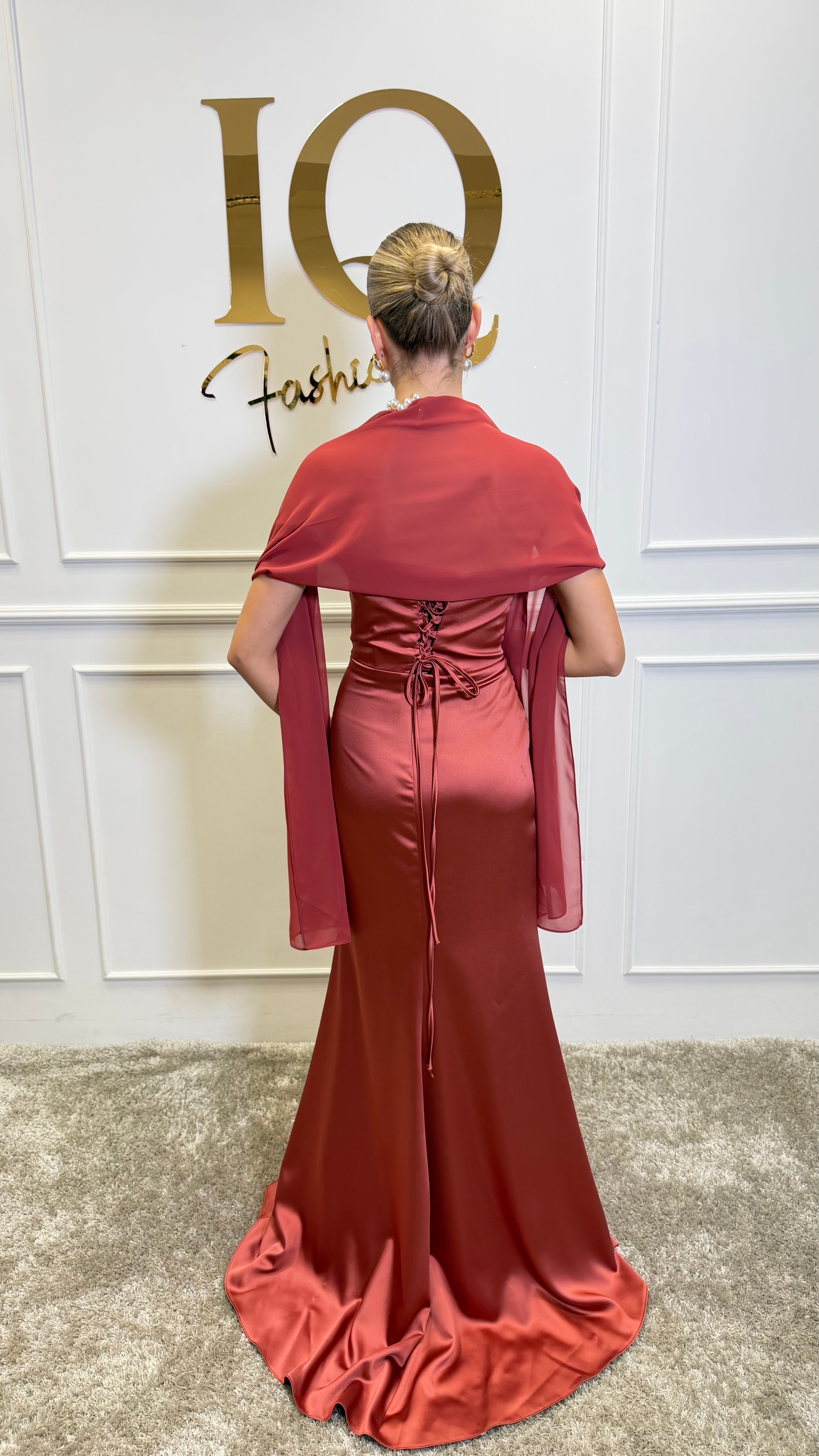 Rochie Kassiana Copper de la iqfashioncluj, lungime medie, culoare cupru, material fluid și elegant, pe maneci lungi.