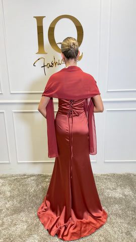 Rochie Kassiana Copper de la iqfashioncluj, lungime medie, culoare cupru, material fluid și elegant, pe maneci lungi.