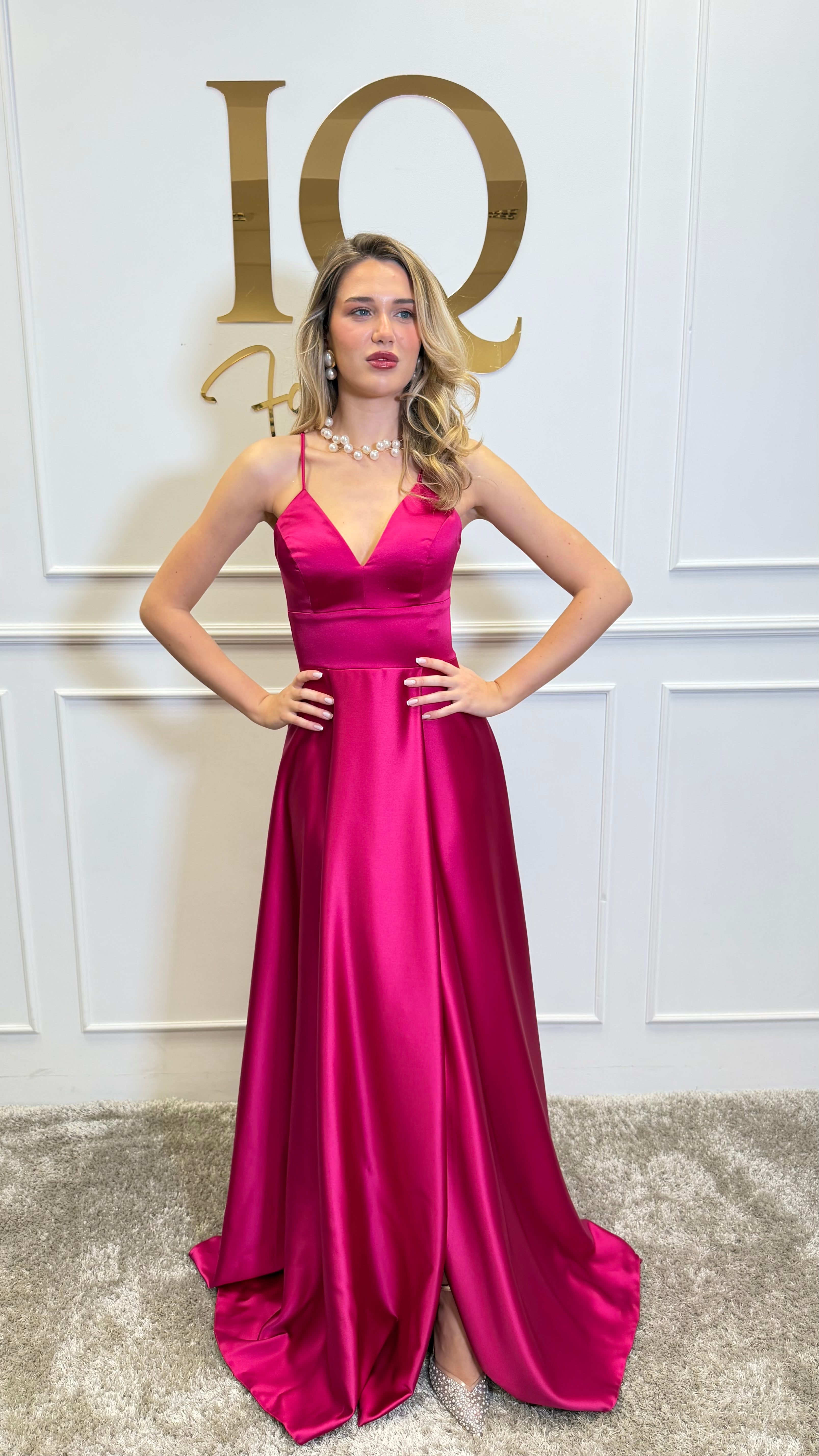 Rochie de damă Simply Fuchsia, model IQFashionCluj, în nuanță vibrantă, cu croială elegantă și detalii moderne.