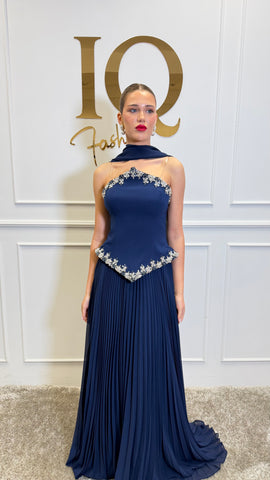 Rochie Elissa dark blue de la iqfashioncluj, lungime medie, cu croială elegantă și detalii stilate, pe fundal neutru.